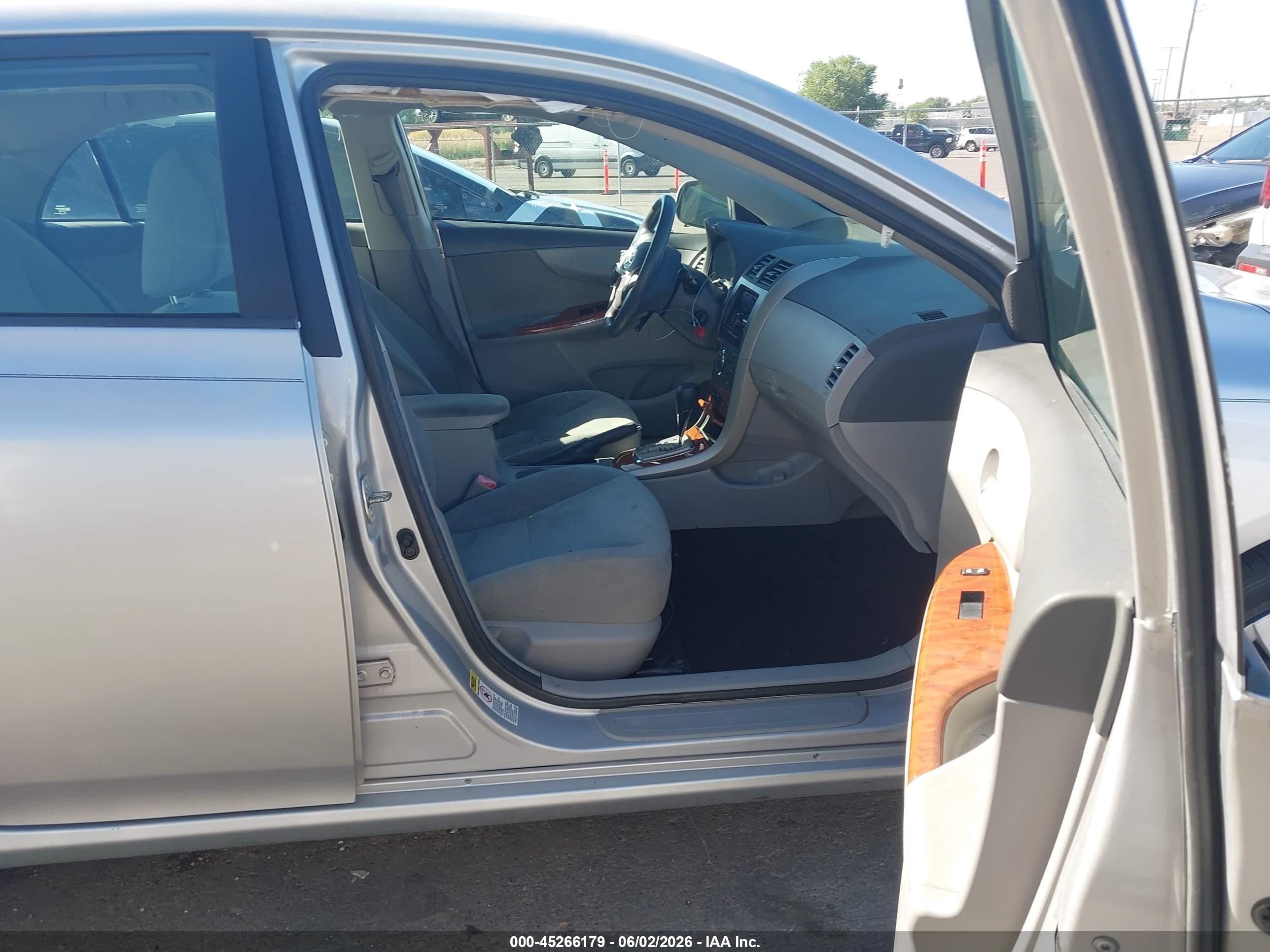 2010 Toyota Corolla Xle Серебряный vin: 1NXBU4EE6AZ195343