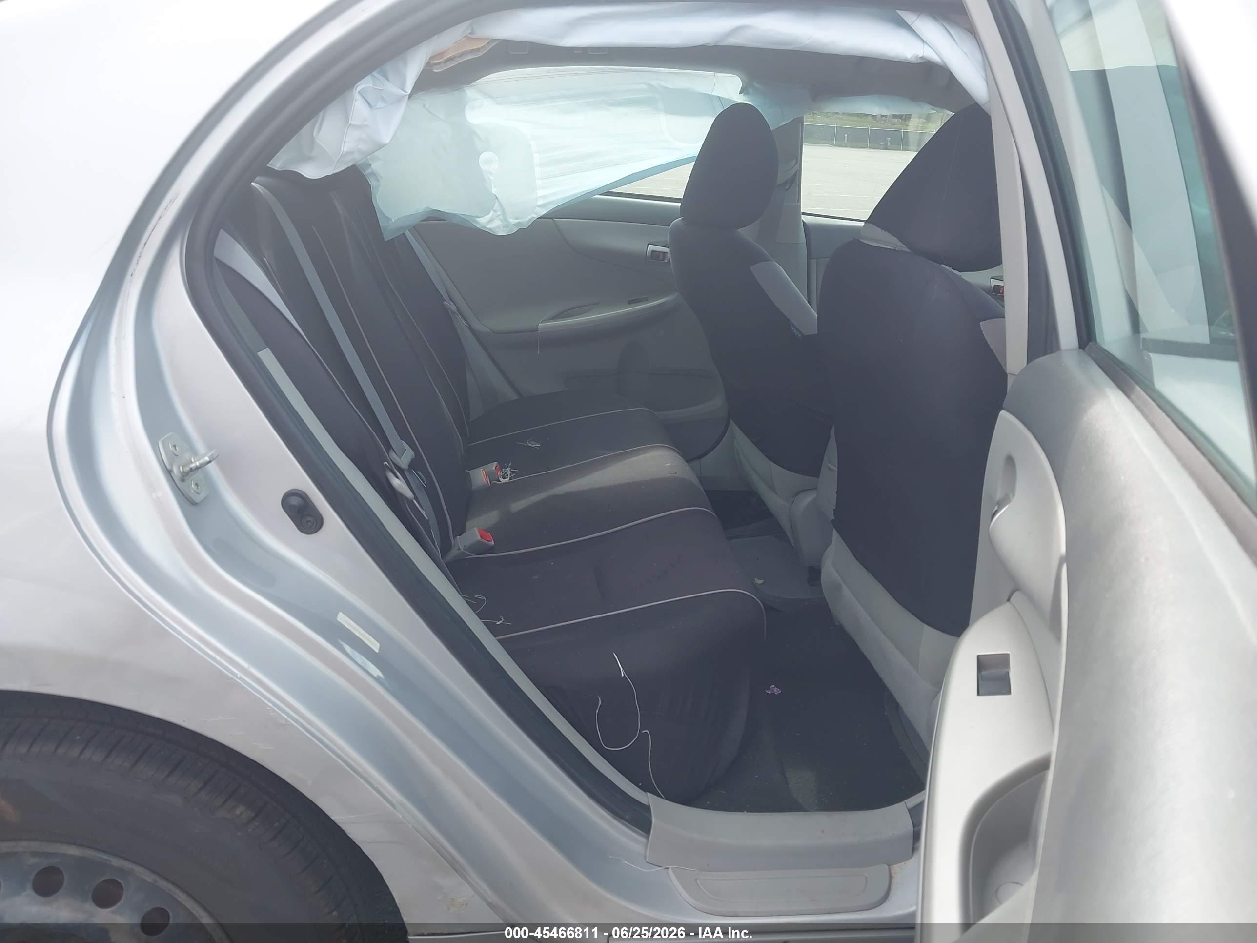 2010 Toyota Corolla Le Silver vin: 1NXBU4EE6AZ200511