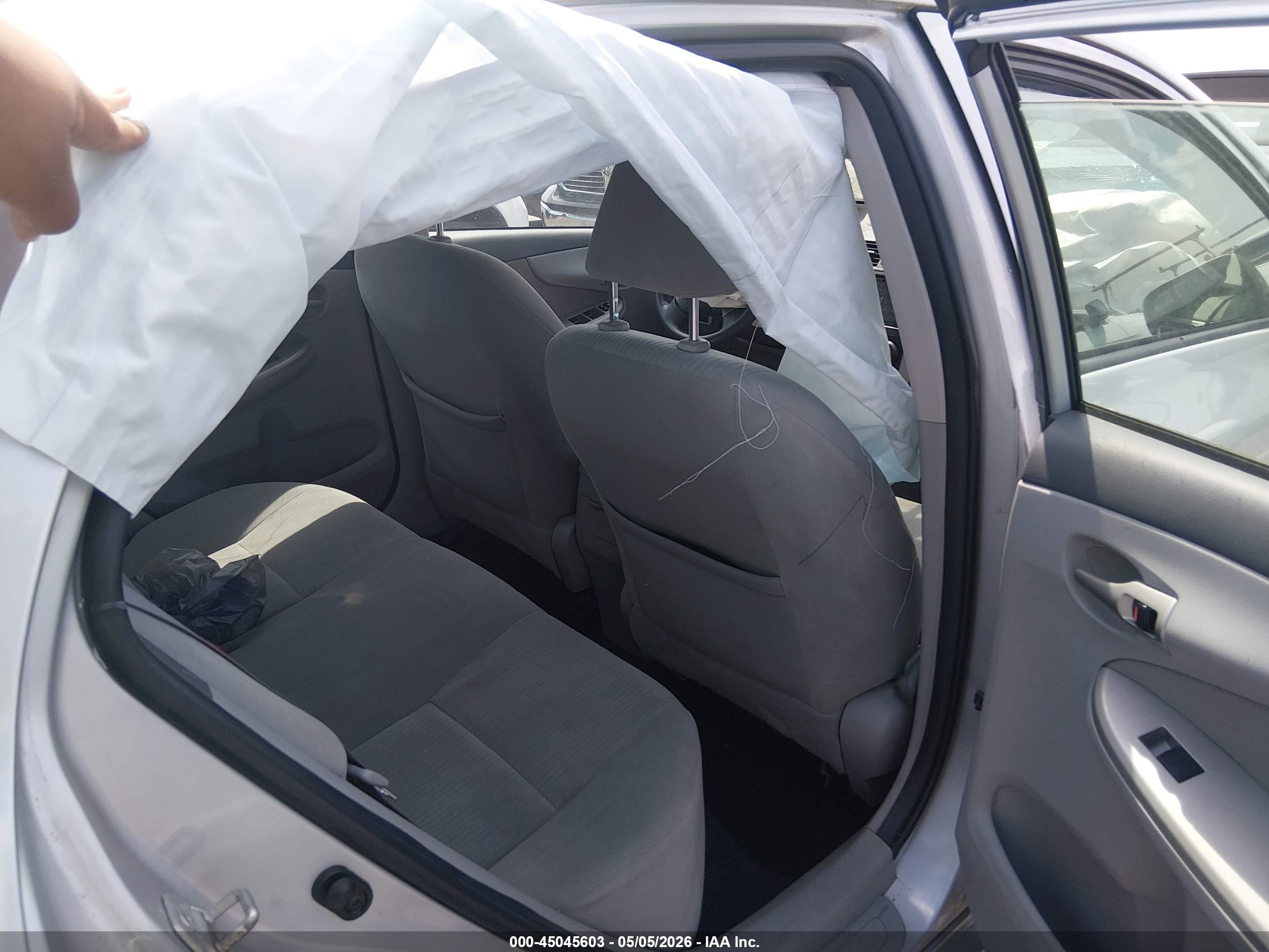 2010 Toyota Corolla Le Silver vin: 1NXBU4EE6AZ207944
