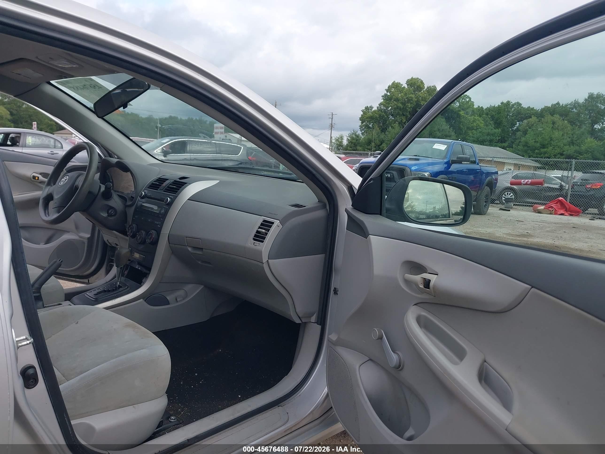 2010 Toyota Corolla   Silver vin: 1NXBU4EE6AZ270218