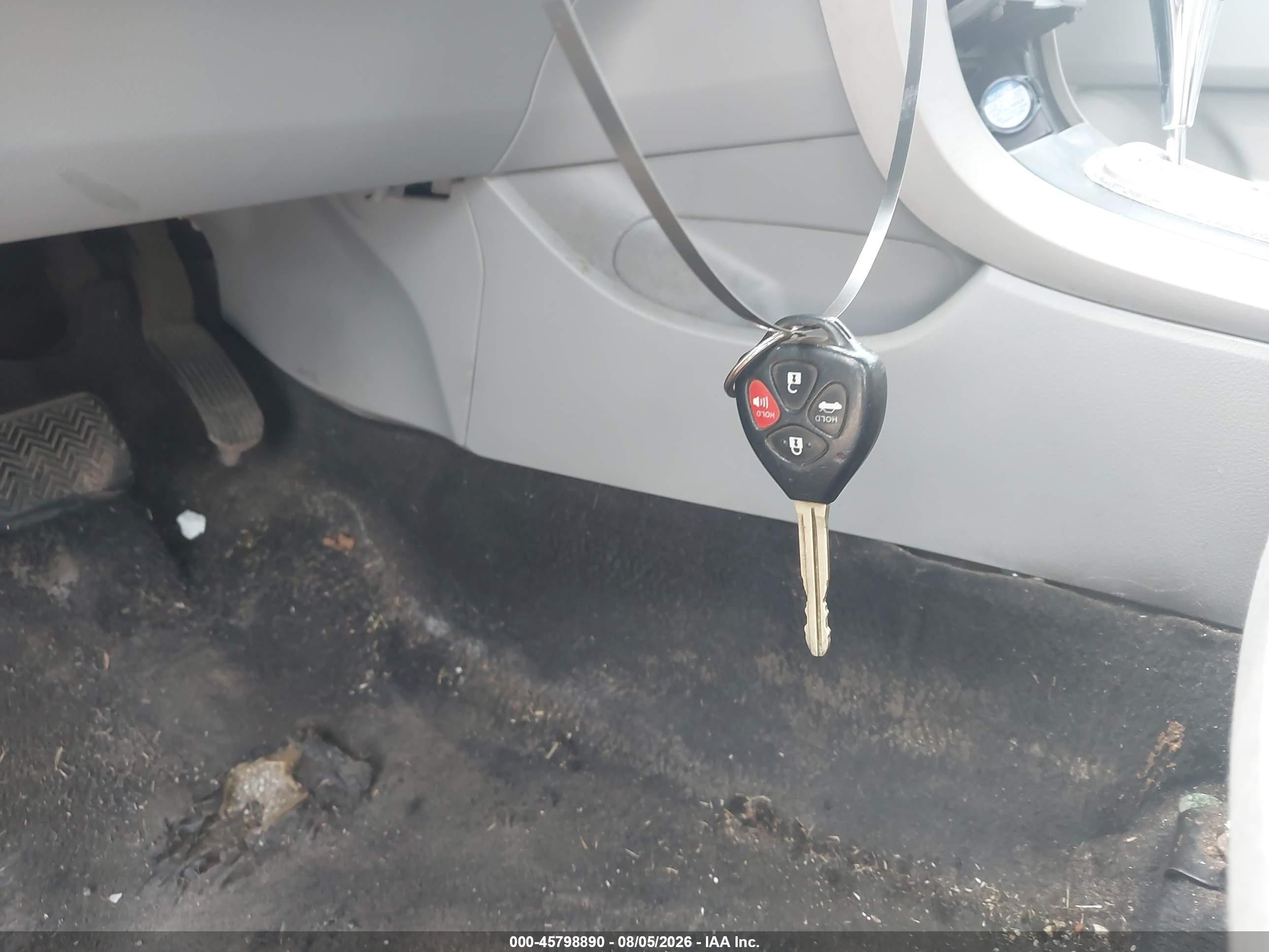 2010 Toyota Corolla Le Silver vin: 1NXBU4EE6AZ301628