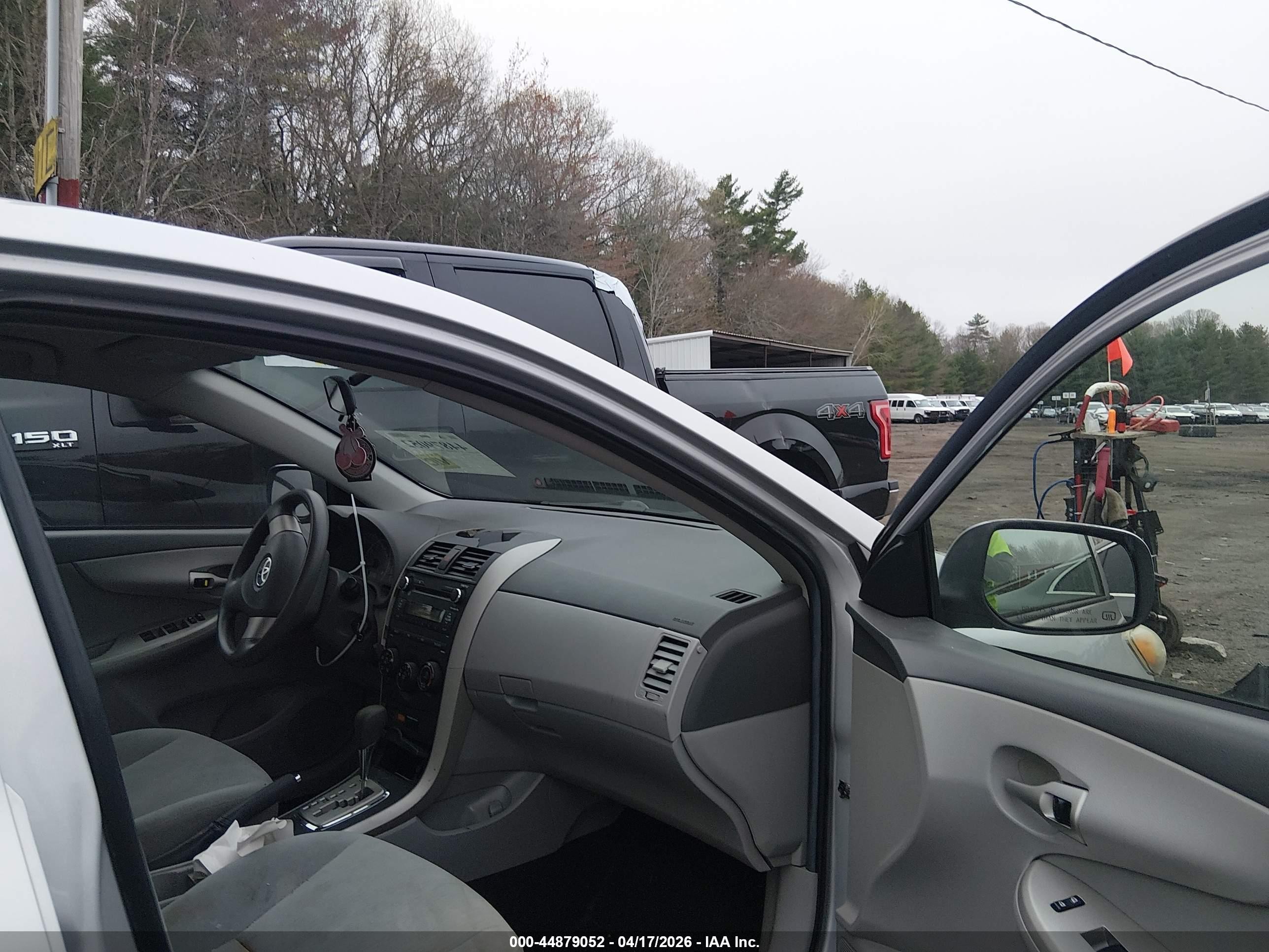 2010 Toyota Corolla Le Silver vin: 1NXBU4EE6AZ357410