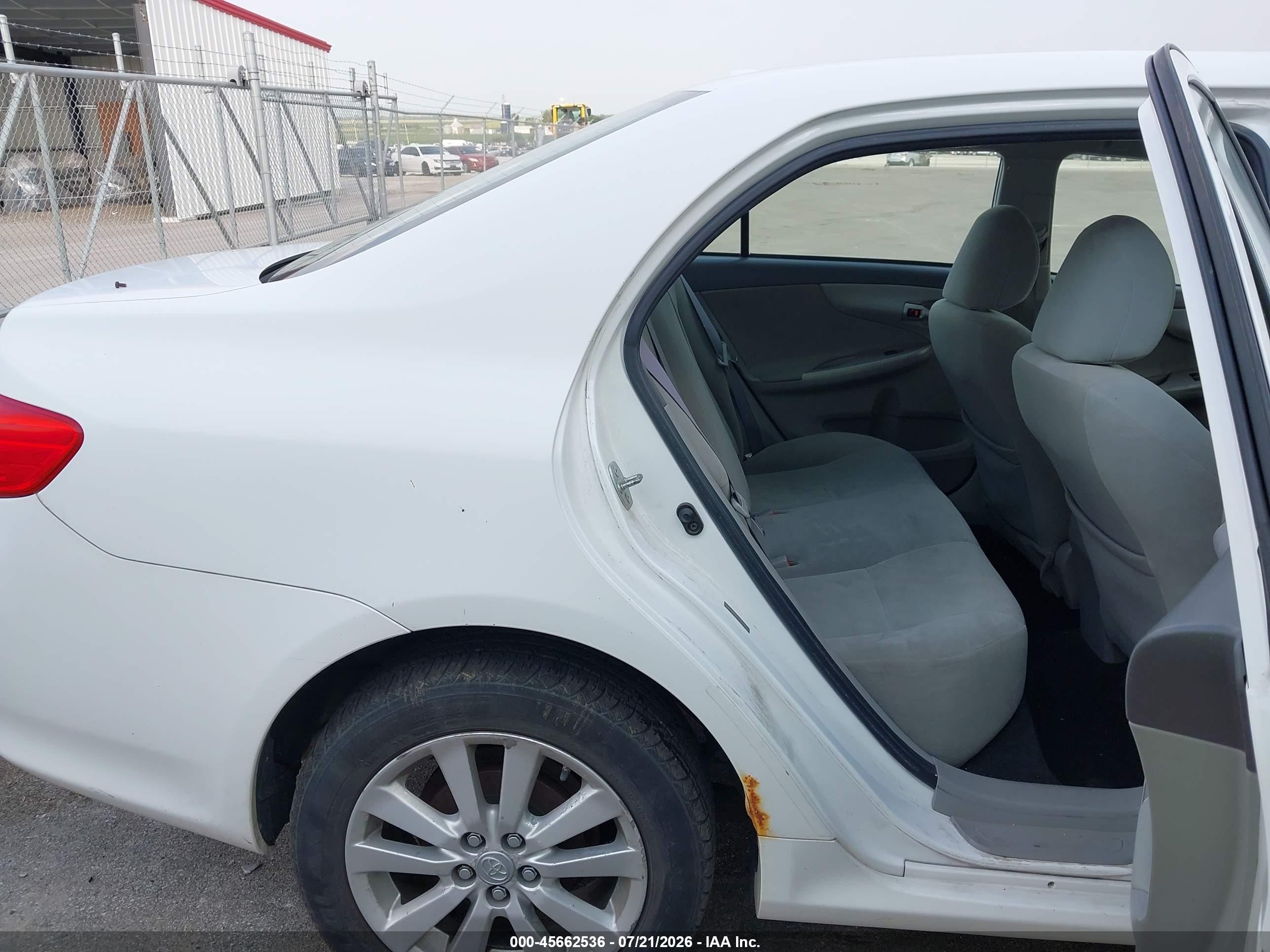 2010 Toyota Corolla Le White vin: 1NXBU4EE7AZ279705