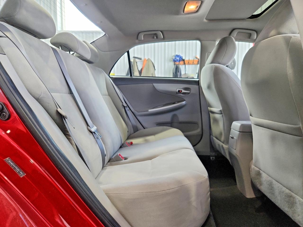 2010 Toyota Corolla Le Red vin: 1NXBU4EE7AZ321192