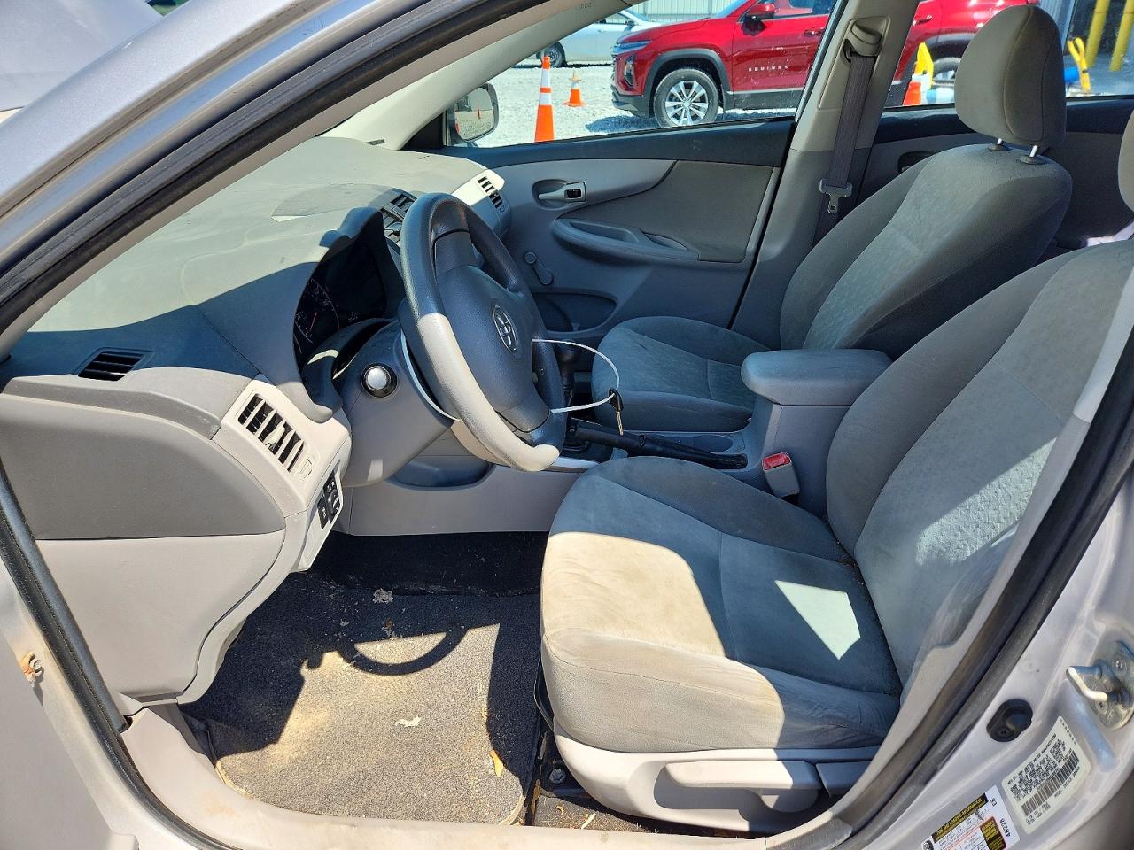 2010 Toyota Corolla Base Серебряный vin: 1NXBU4EE8AZ168791