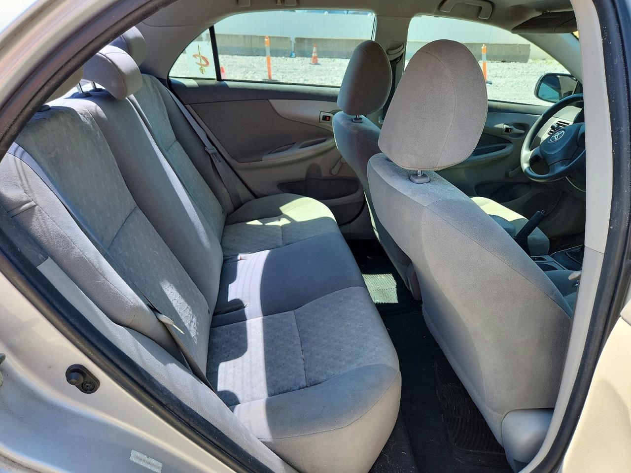 2010 Toyota Corolla Base Серебряный vin: 1NXBU4EE8AZ168791