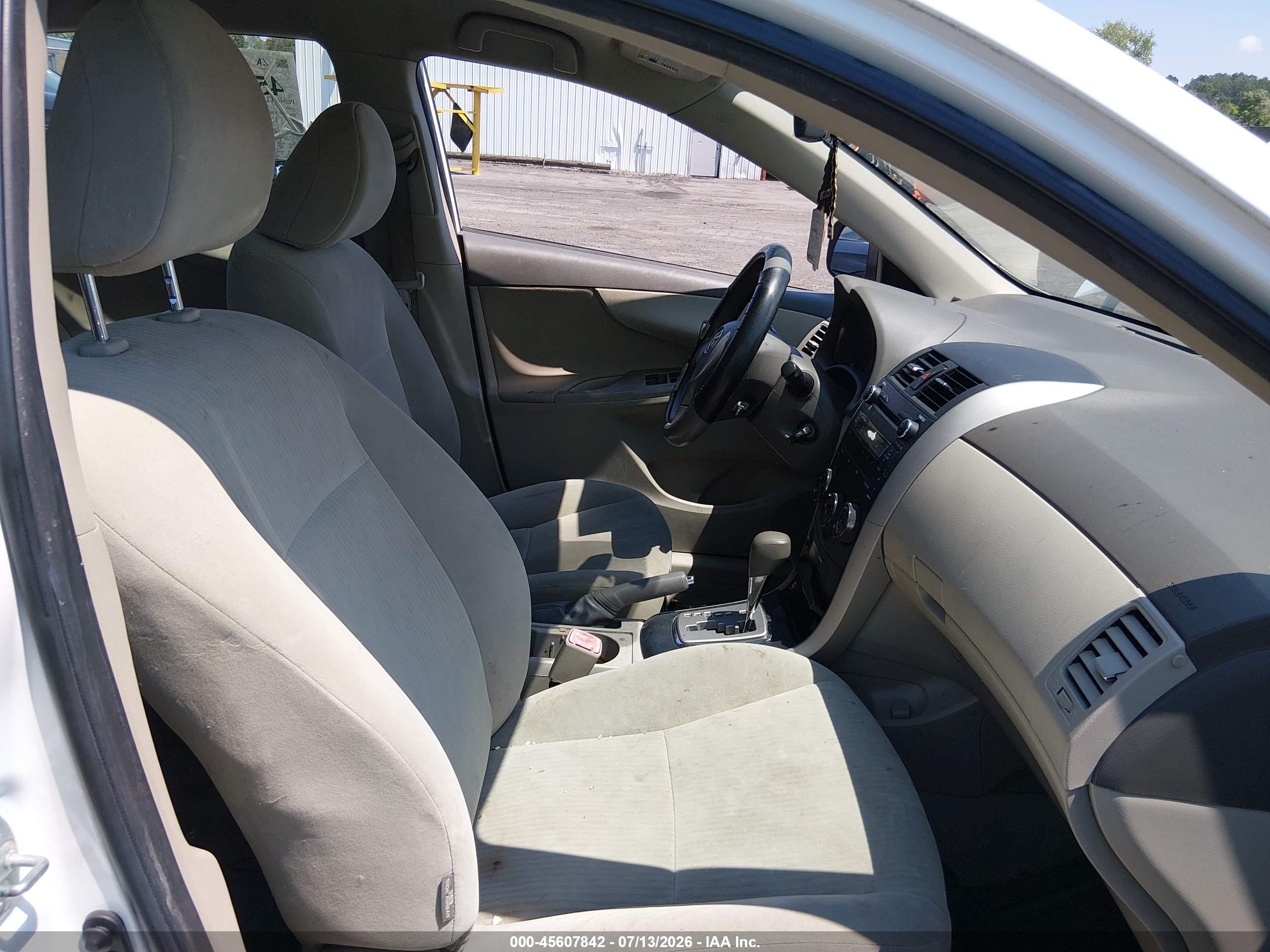 2010 Toyota Corolla Le White vin: 1NXBU4EE8AZ179631