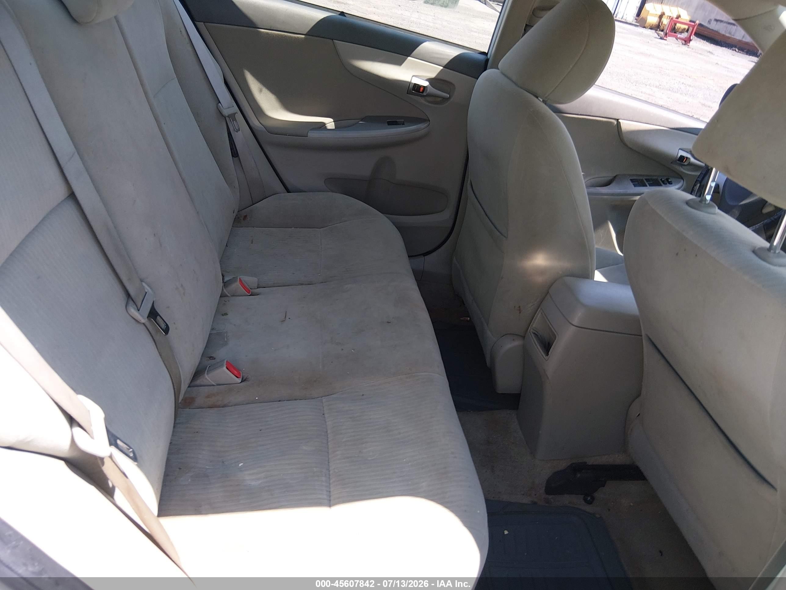 2010 Toyota Corolla Le White vin: 1NXBU4EE8AZ179631