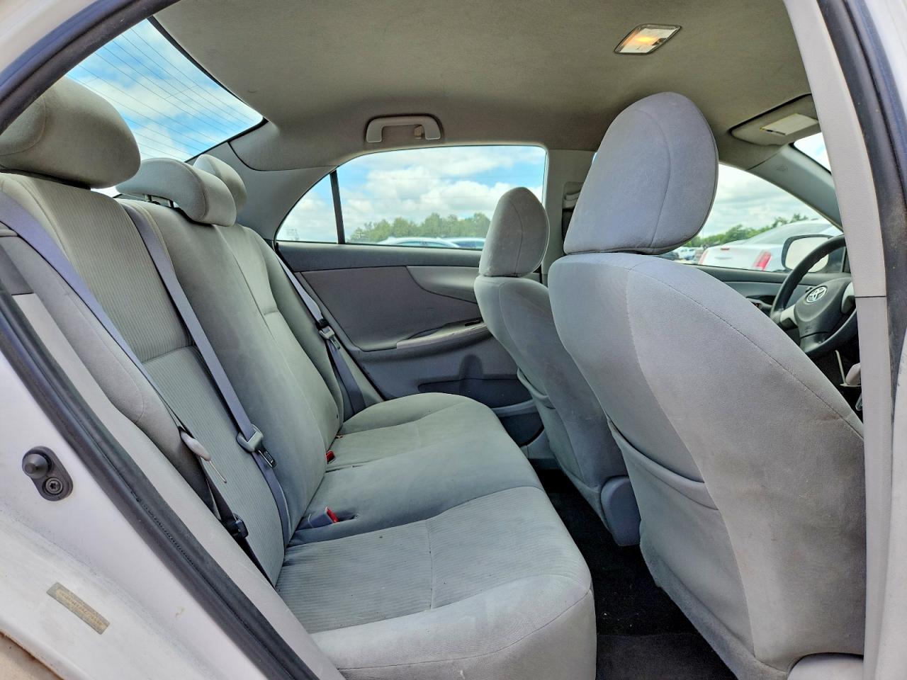 2010 Toyota Corolla Le White vin: 1NXBU4EE8AZ225538