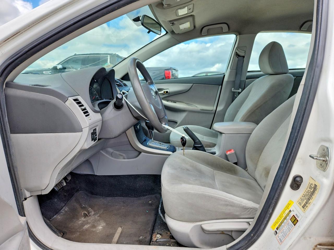2010 Toyota Corolla Le White vin: 1NXBU4EE8AZ225538