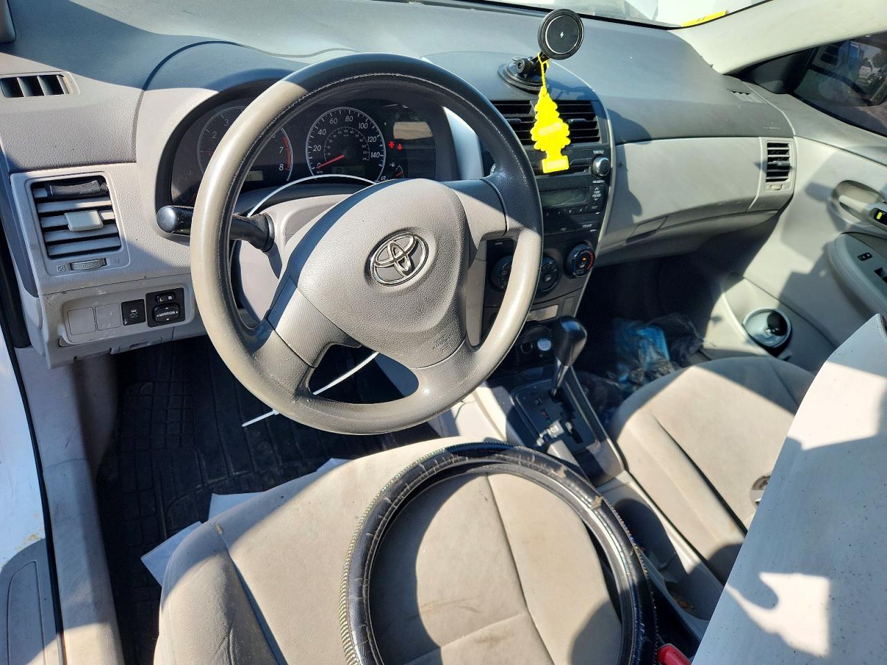 2010 Toyota Corolla Base White vin: 1NXBU4EE8AZ279549
