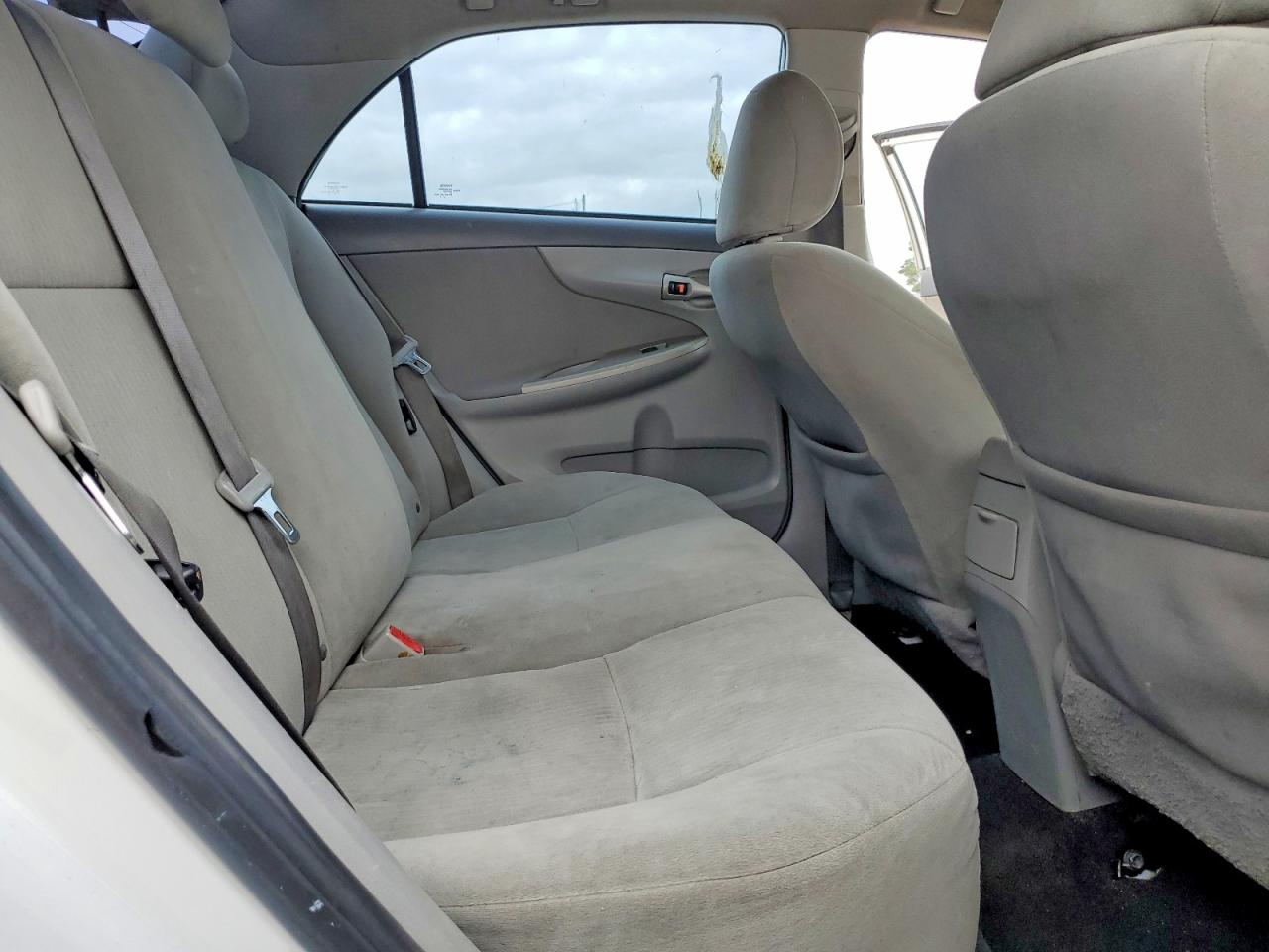 2010 Toyota Corolla Le White vin: 1NXBU4EE8AZ326921