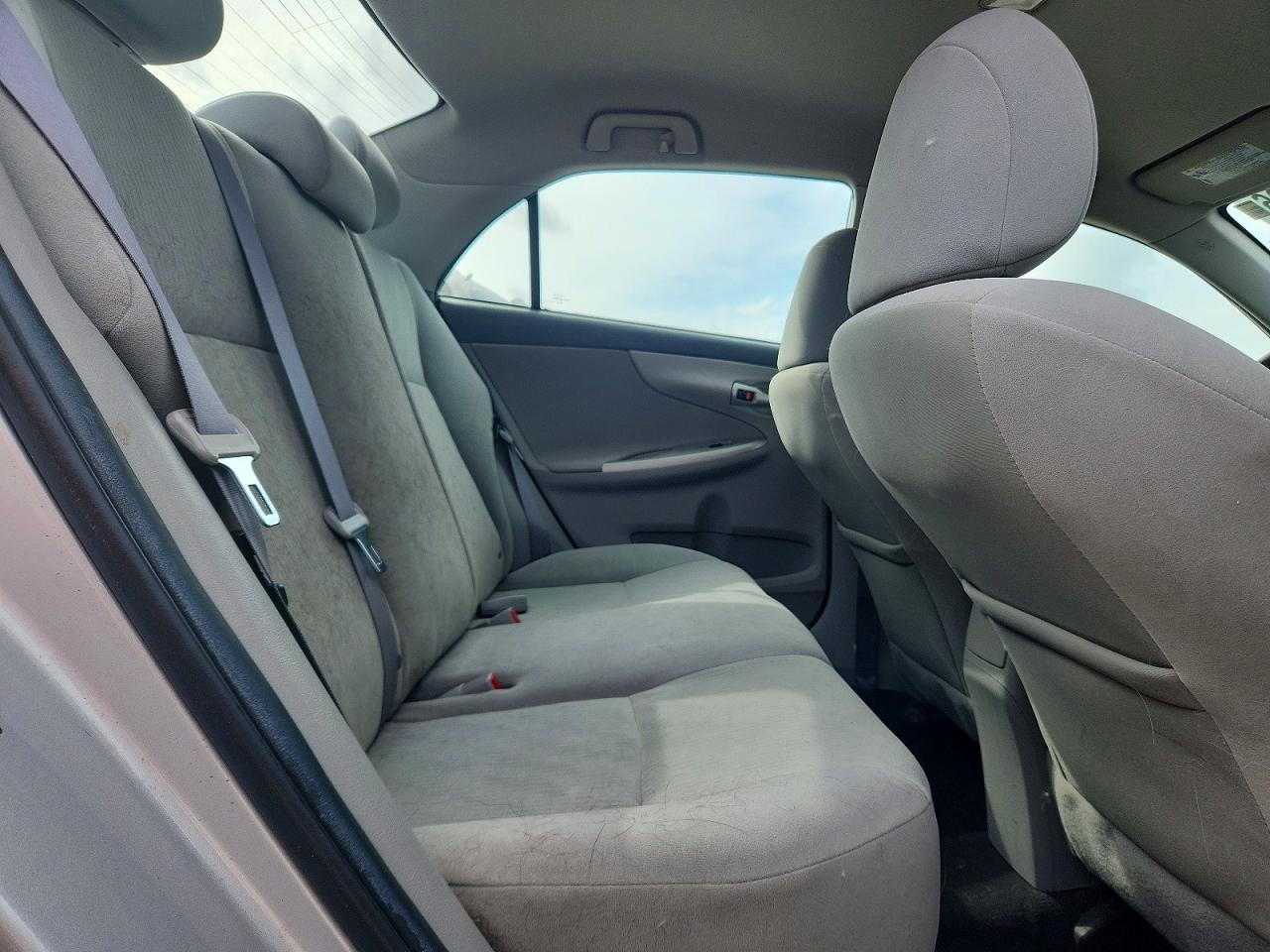 2010 Toyota Corolla Le Silver vin: 1NXBU4EE8AZ372913