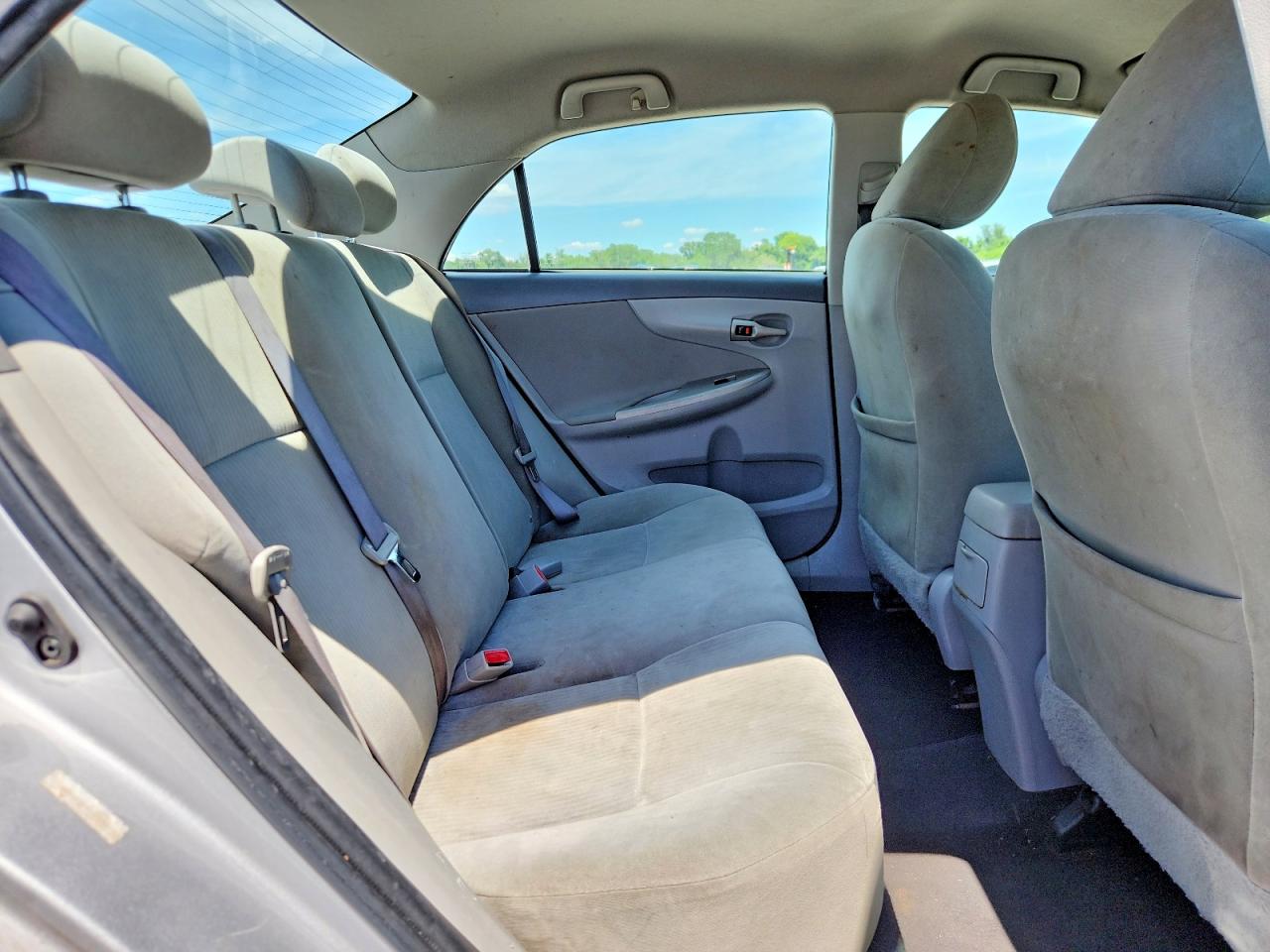 2010 Toyota Corolla Le Silver vin: 1NXBU4EE9AZ239092