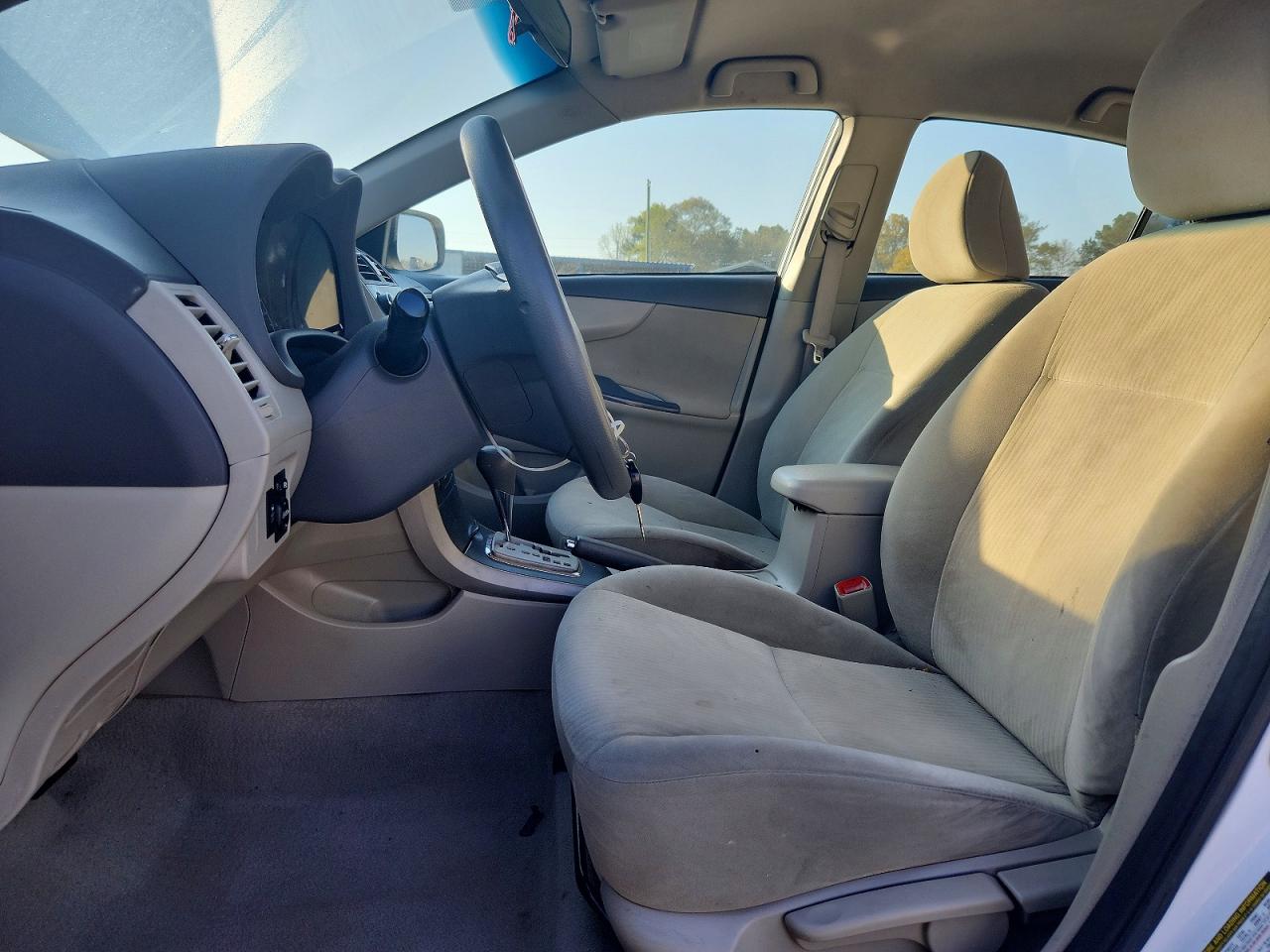 2010 Toyota Corolla Le White vin: 1NXBU4EEXAZ176763