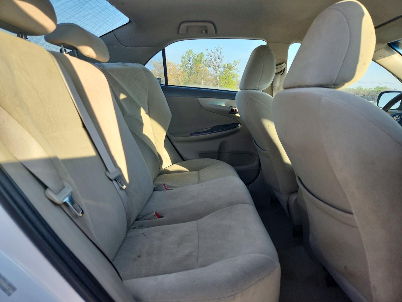 2010 Toyota Corolla Le White vin: 1NXBU4EEXAZ176763