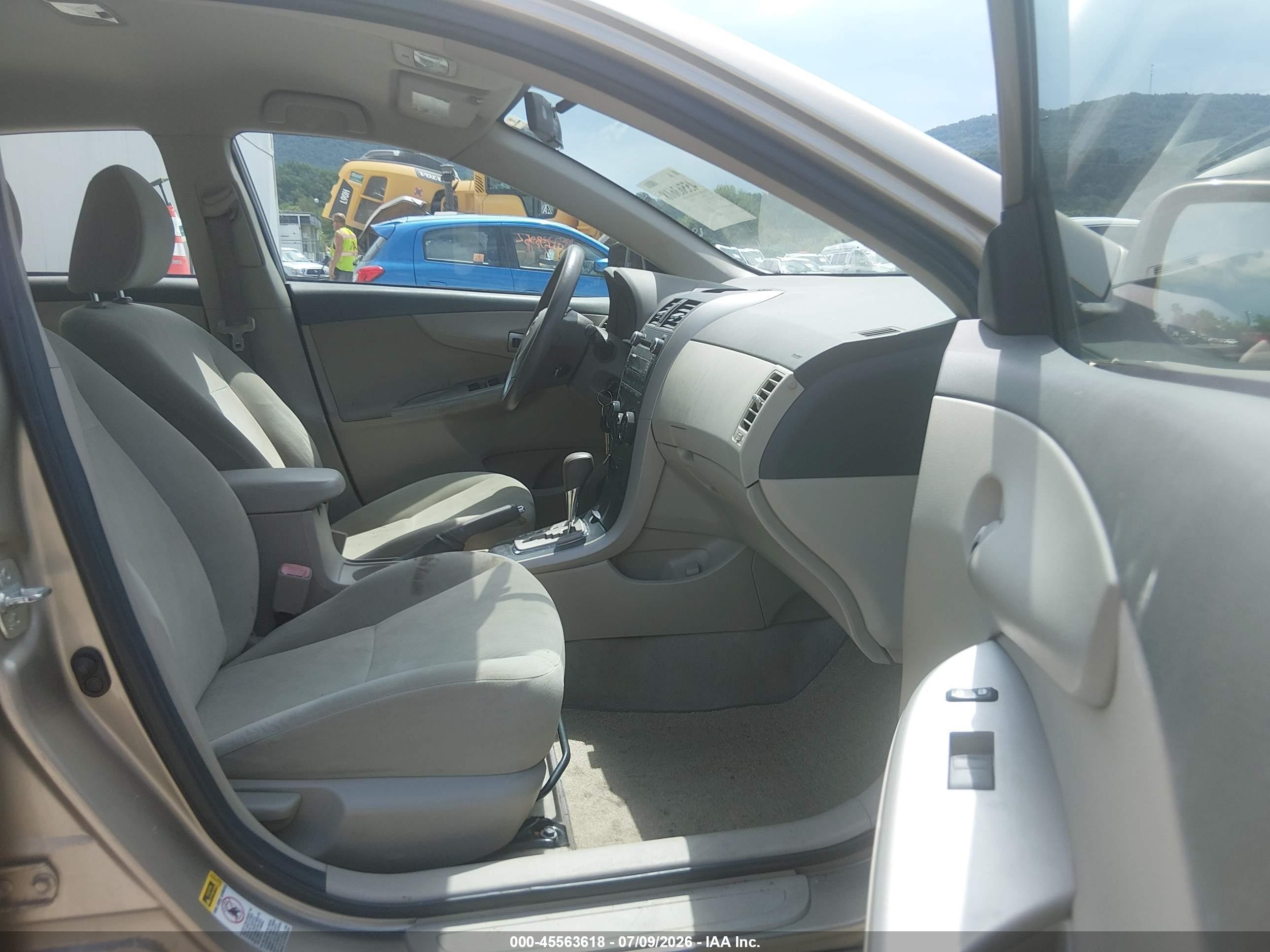 2010 Toyota Corolla Le Gold vin: 1NXBU4EEXAZ181851