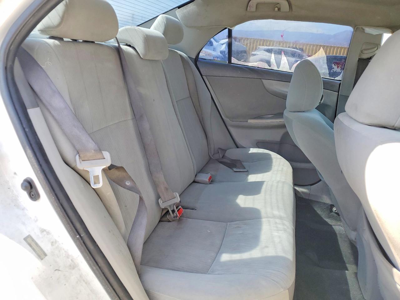 2010 Toyota Corolla Le White vin: 1NXBU4EEXAZ201967