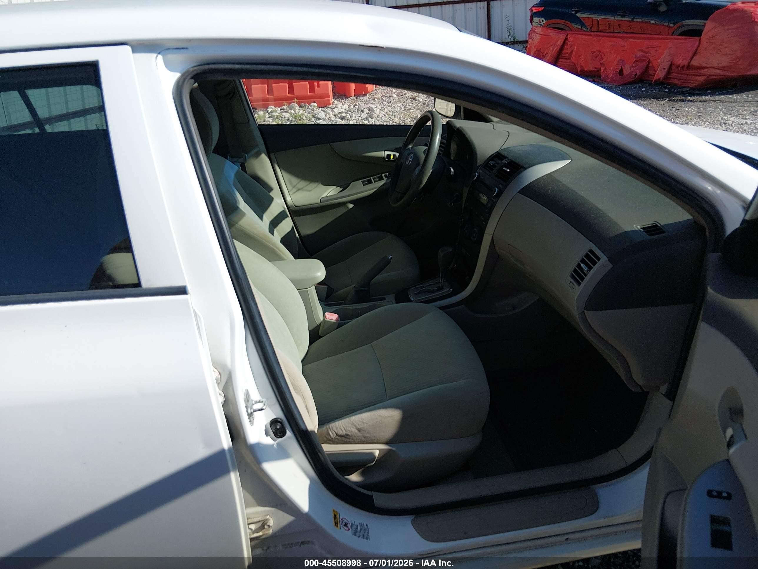 2010 Toyota Corolla Le White vin: 1NXBU4EEXAZ249078