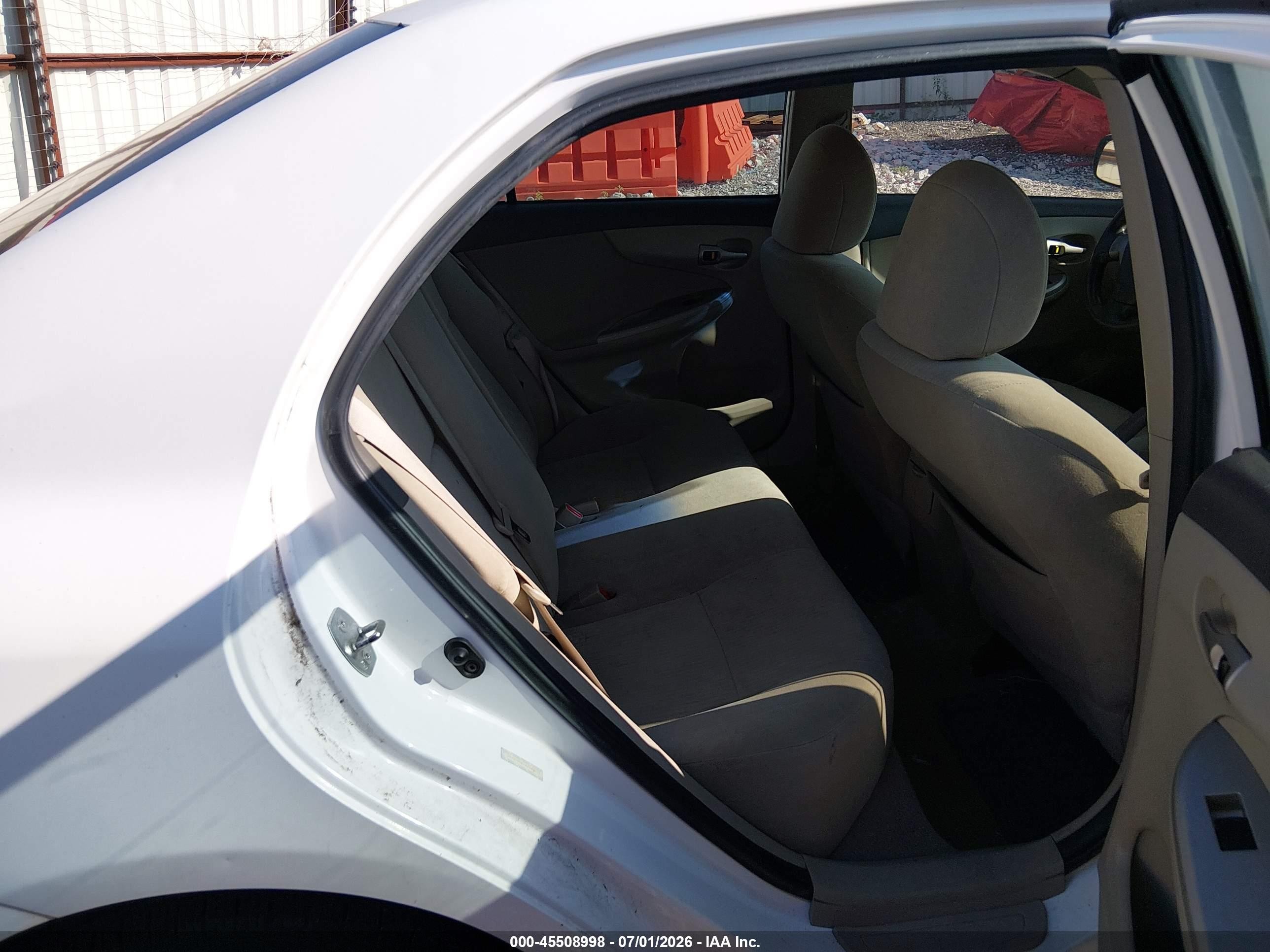 2010 Toyota Corolla Le White vin: 1NXBU4EEXAZ249078