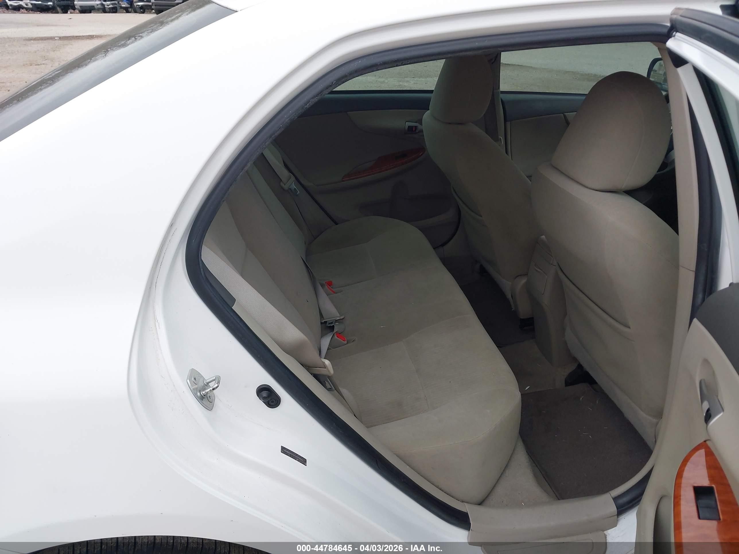 2010 Toyota Corolla Xle Белый vin: 1NXBU4EEXAZ270674