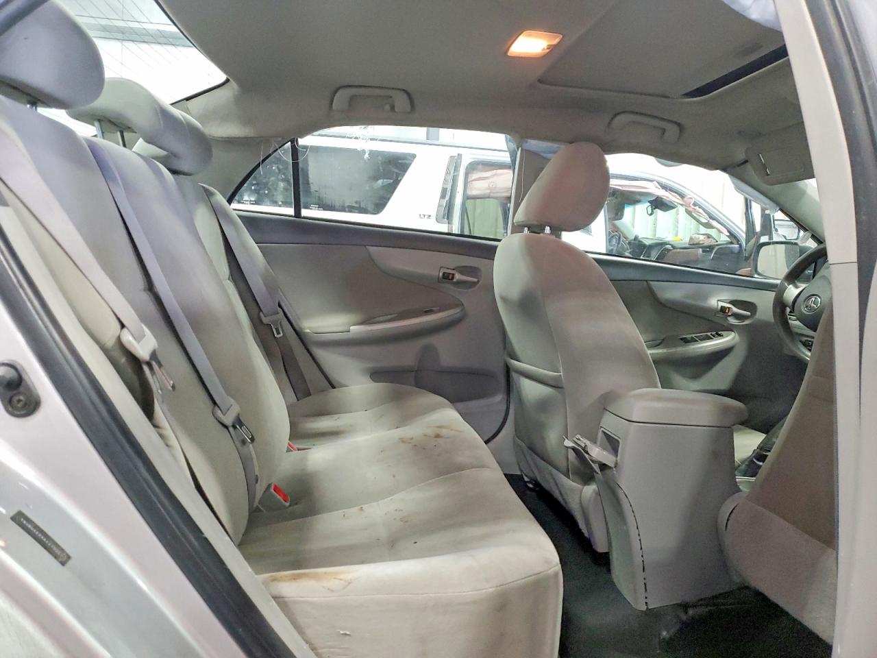 2010 Toyota Corolla Le Silver vin: 1NXBU4EEXAZ279357