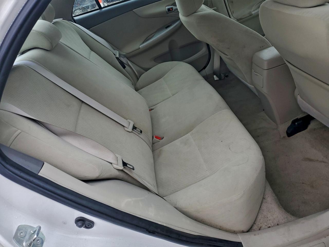 2010 Toyota Corolla Le White vin: 1NXBU4EEXAZ280878