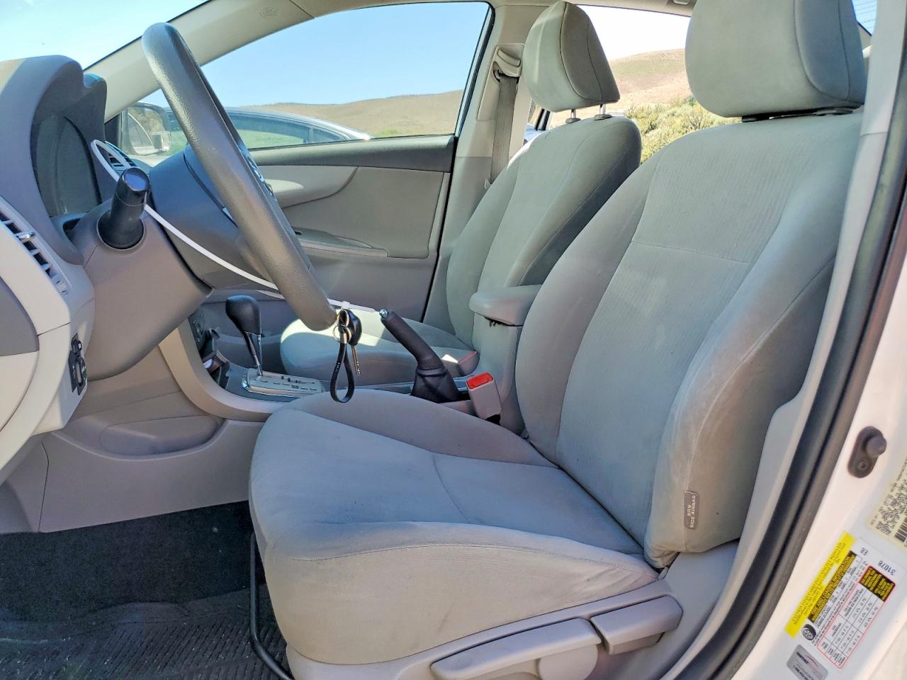 2010 Toyota Corolla Le White vin: 1NXBU4EEXAZ282159