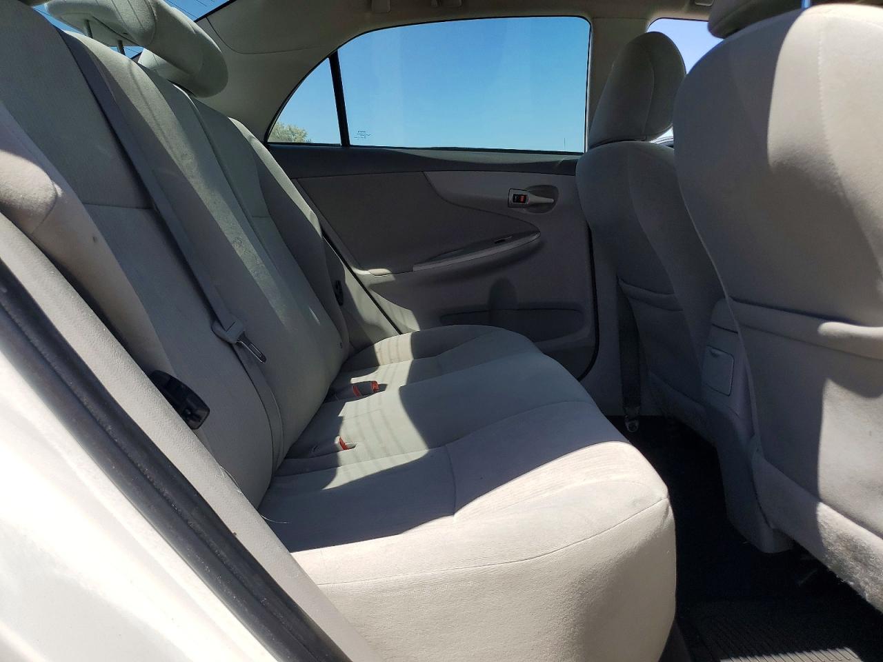 2010 Toyota Corolla Le White vin: 1NXBU4EEXAZ282159