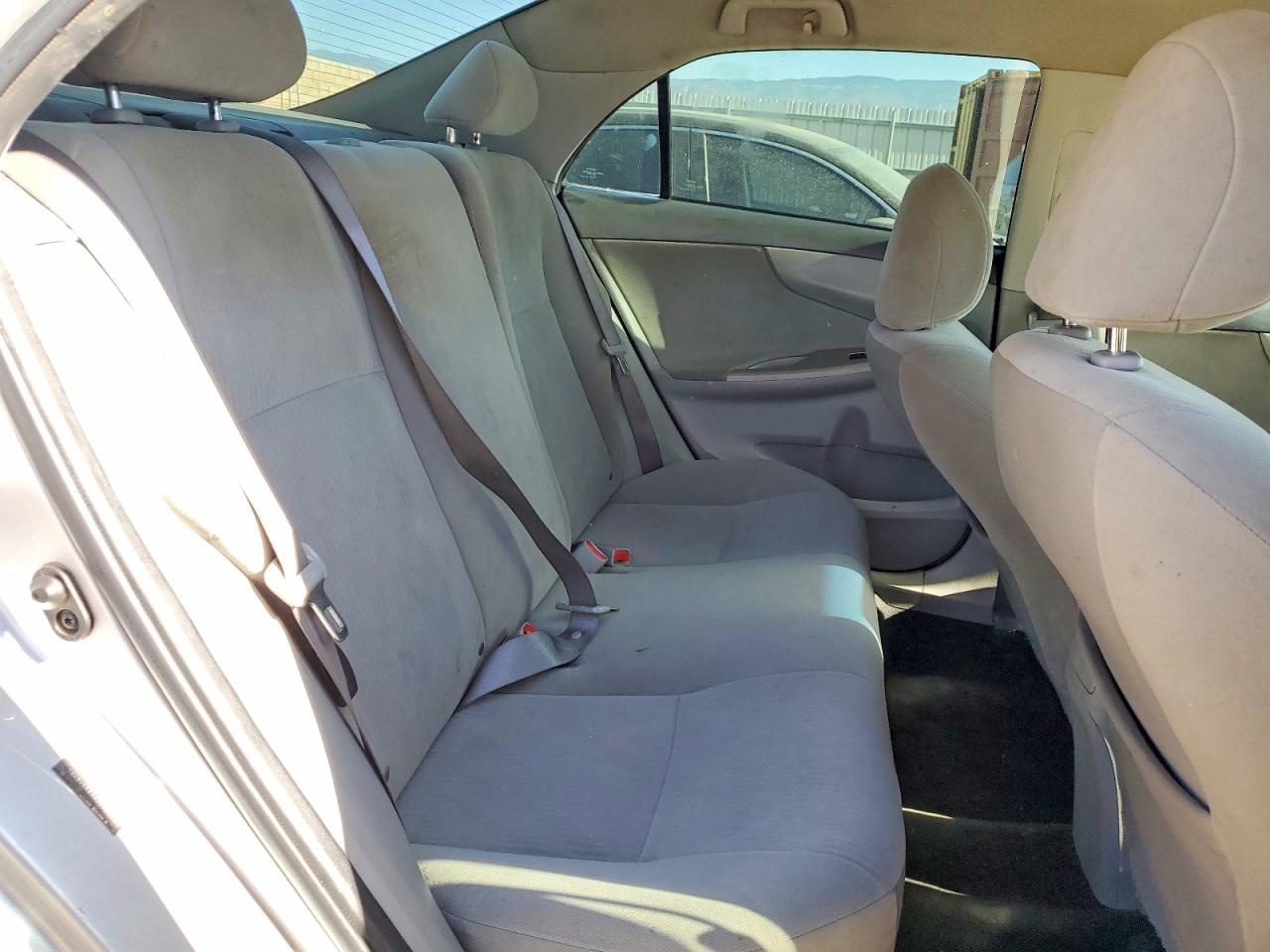 2010 Toyota Corolla Le Silver vin: 1NXBU4EEXAZ296370