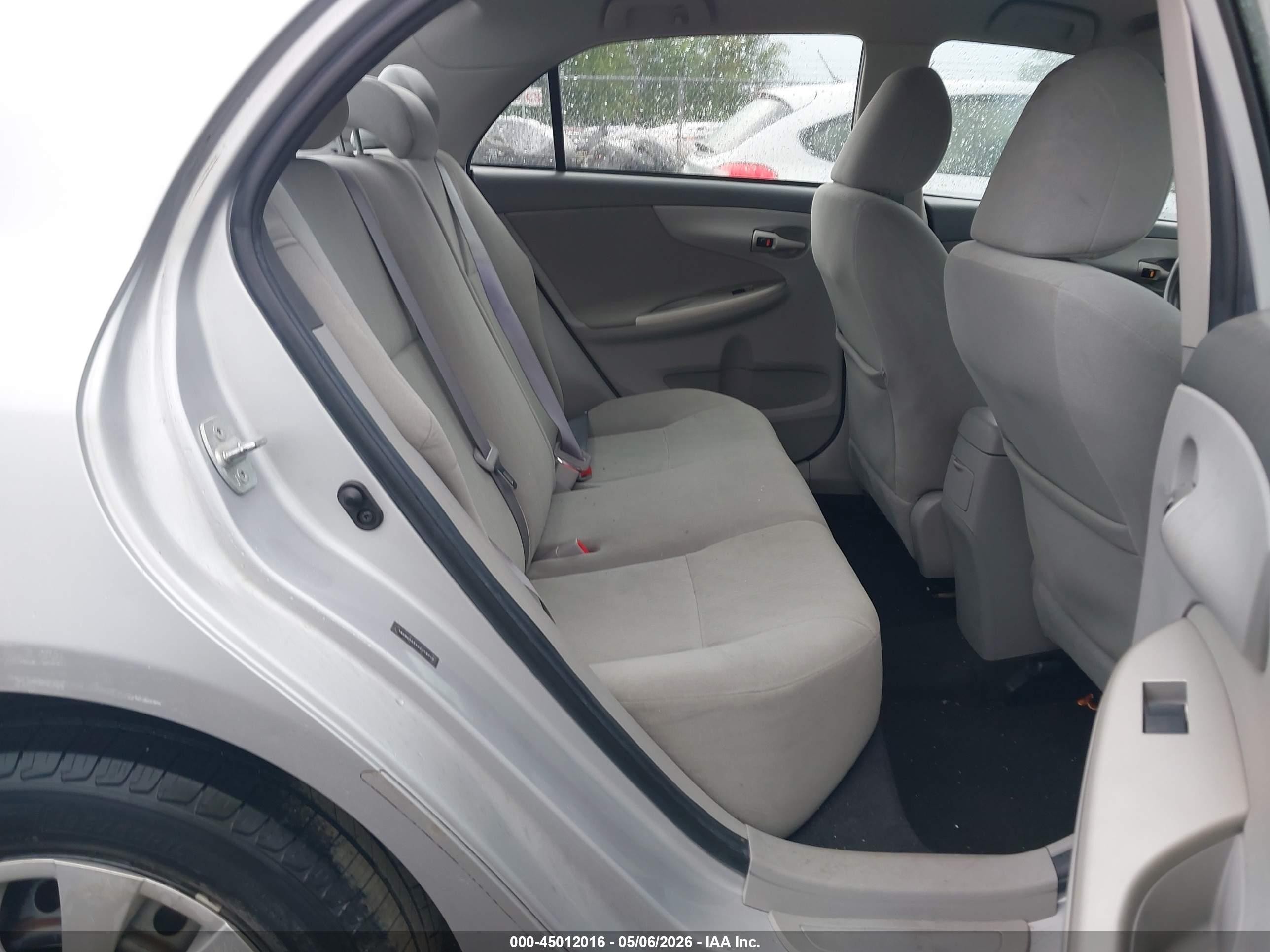 2010 Toyota Corolla Le Silver vin: 1NXBU4EEXAZ318710