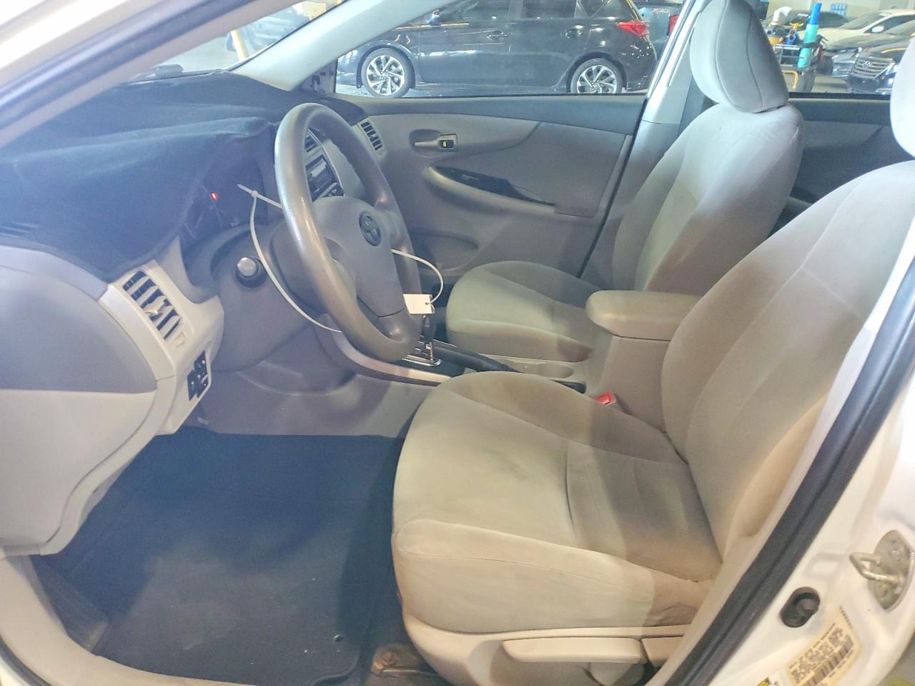 2010 Toyota Corolla Le White vin: 1NXBU4EEXAZ376431
