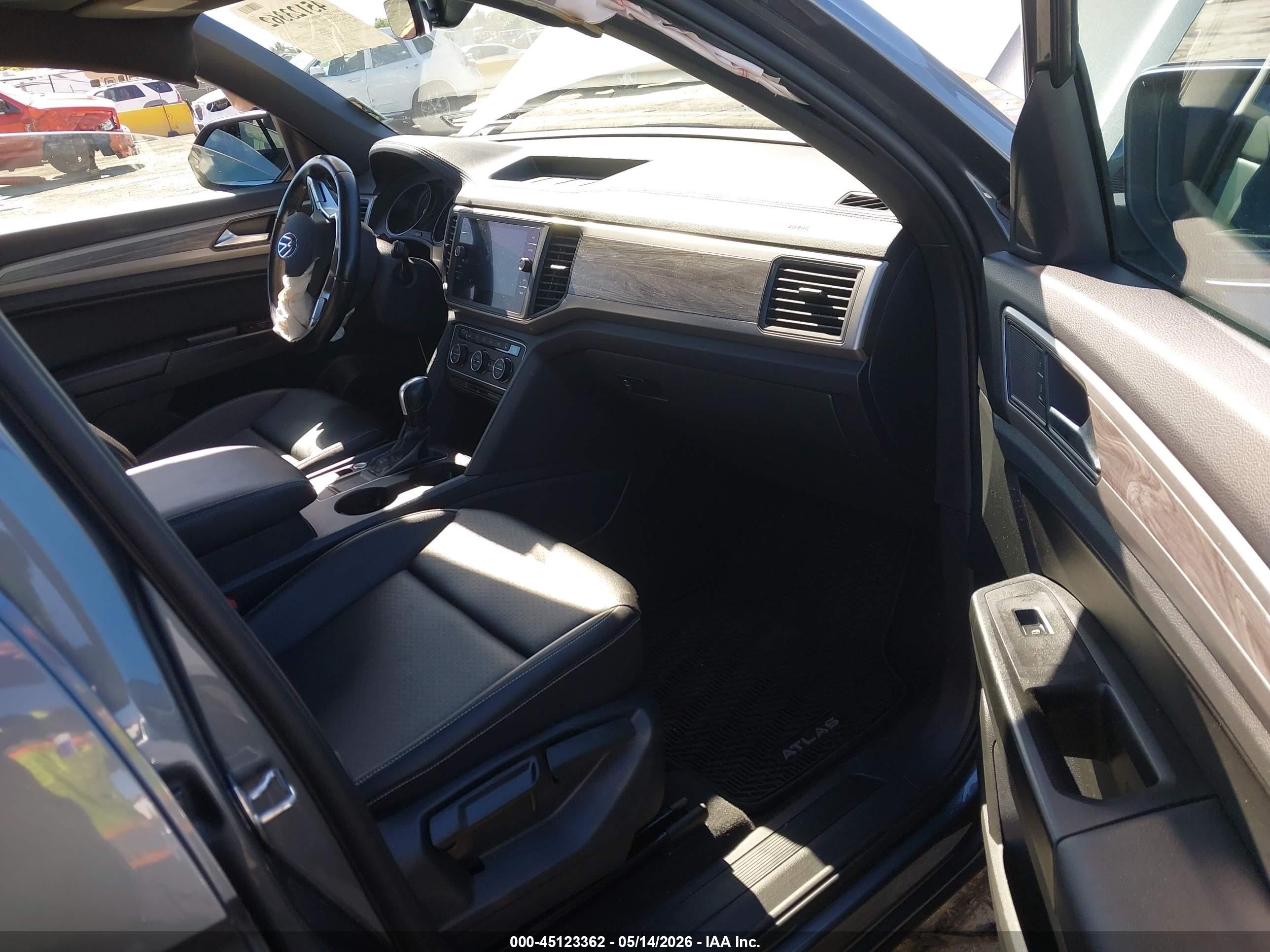 2020 Volkswagen Atlas Cross Sport 2.0t Se W/technology/2.0t Se W/technology R-line Gray vin: 1V25C2CA6LC200878