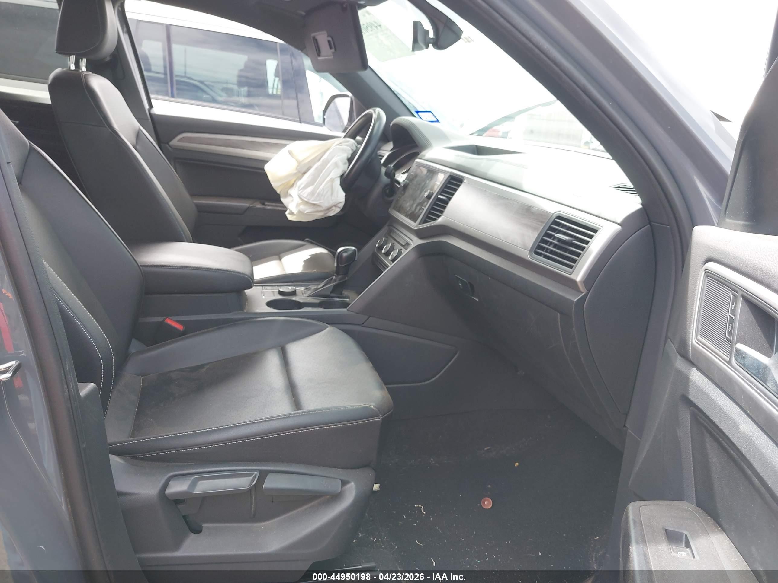 2020 Volkswagen Atlas Cross Sport 2.0t Se W/technology/2.0t Se W/technology R-line Gray vin: 1V26C2CA1LC204454