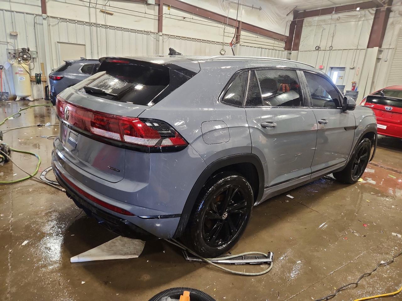 2024 Volkswagen Atlas Cross Sport Sel R-line Gray vin: 1V2AE2CA2RC248122