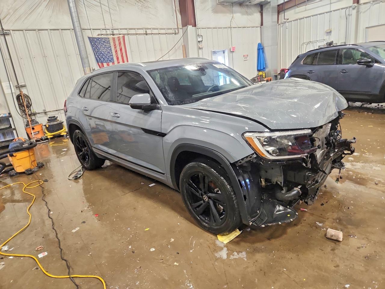 2024 Volkswagen Atlas Cross Sport Sel R-line Gray vin: 1V2AE2CA2RC248122