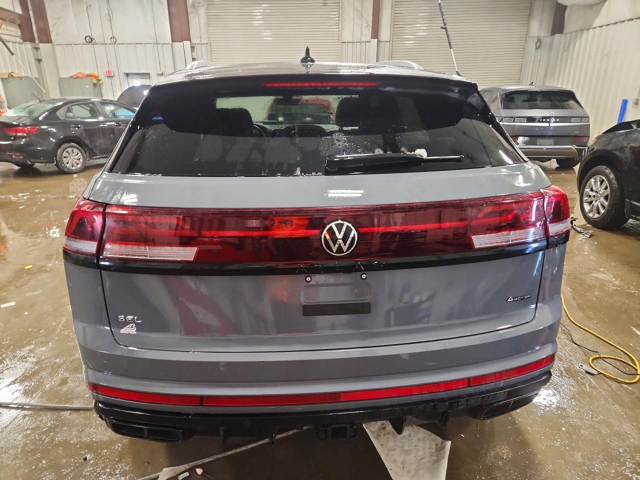 2024 Volkswagen Atlas Cross Sport Sel R-line Gray vin: 1V2AE2CA2RC248122