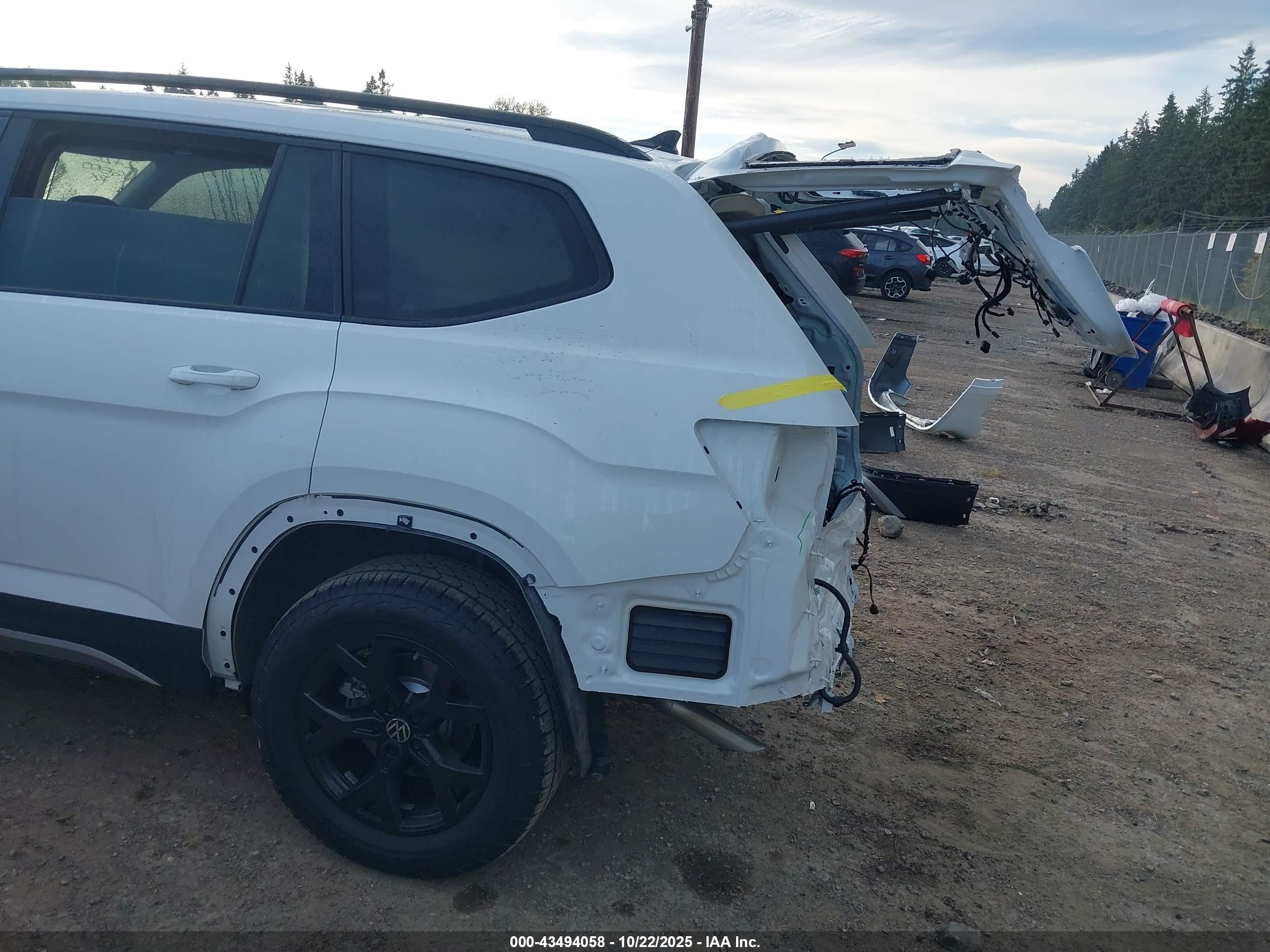2025 Volkswagen Atlas 2.0t Peak Edition White vin: 1V2CR2CA8SC553000