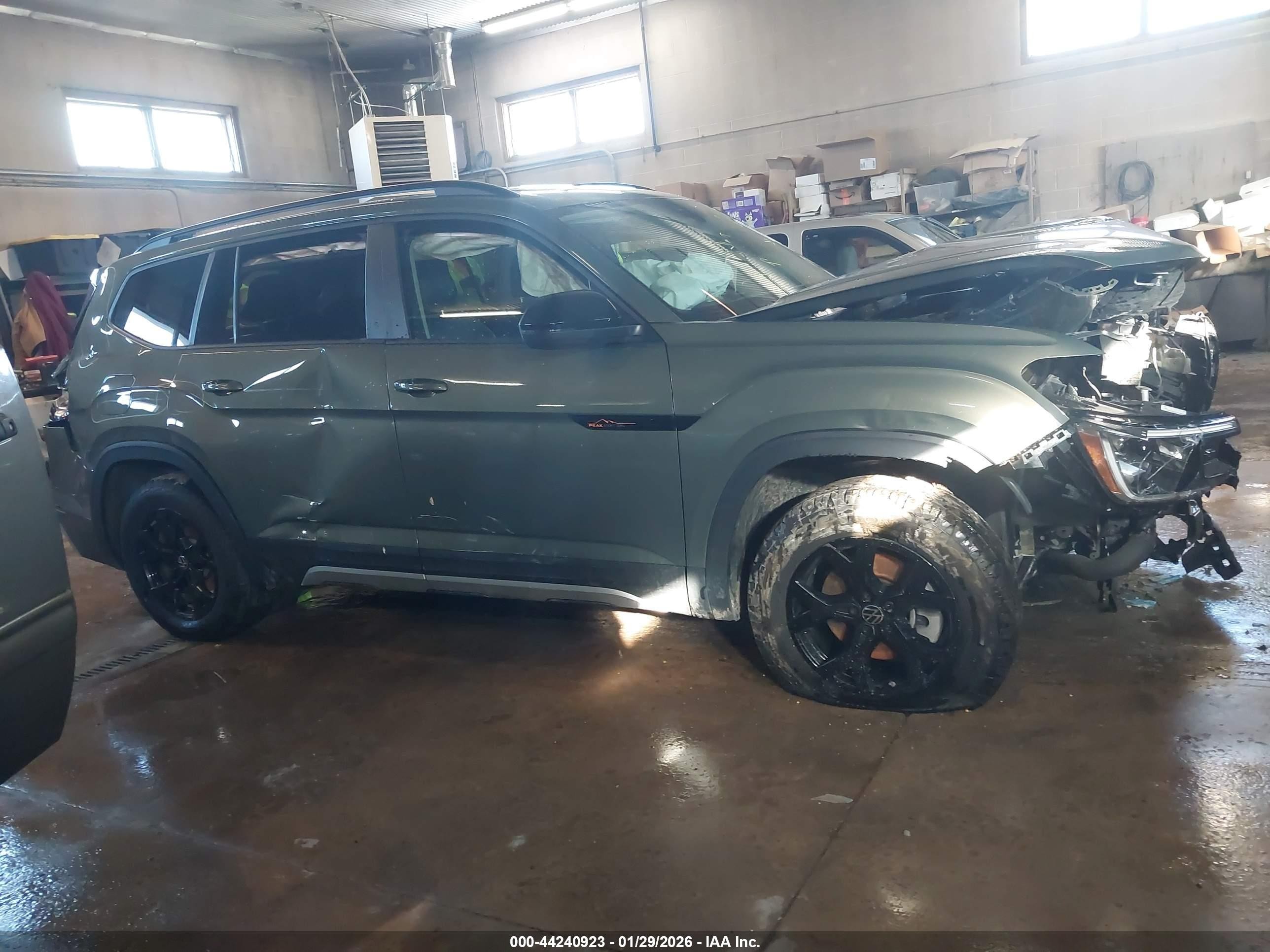 2025 Volkswagen Atlas 2.0t Peak Edition Green vin: 1V2CR2CAXSC501058