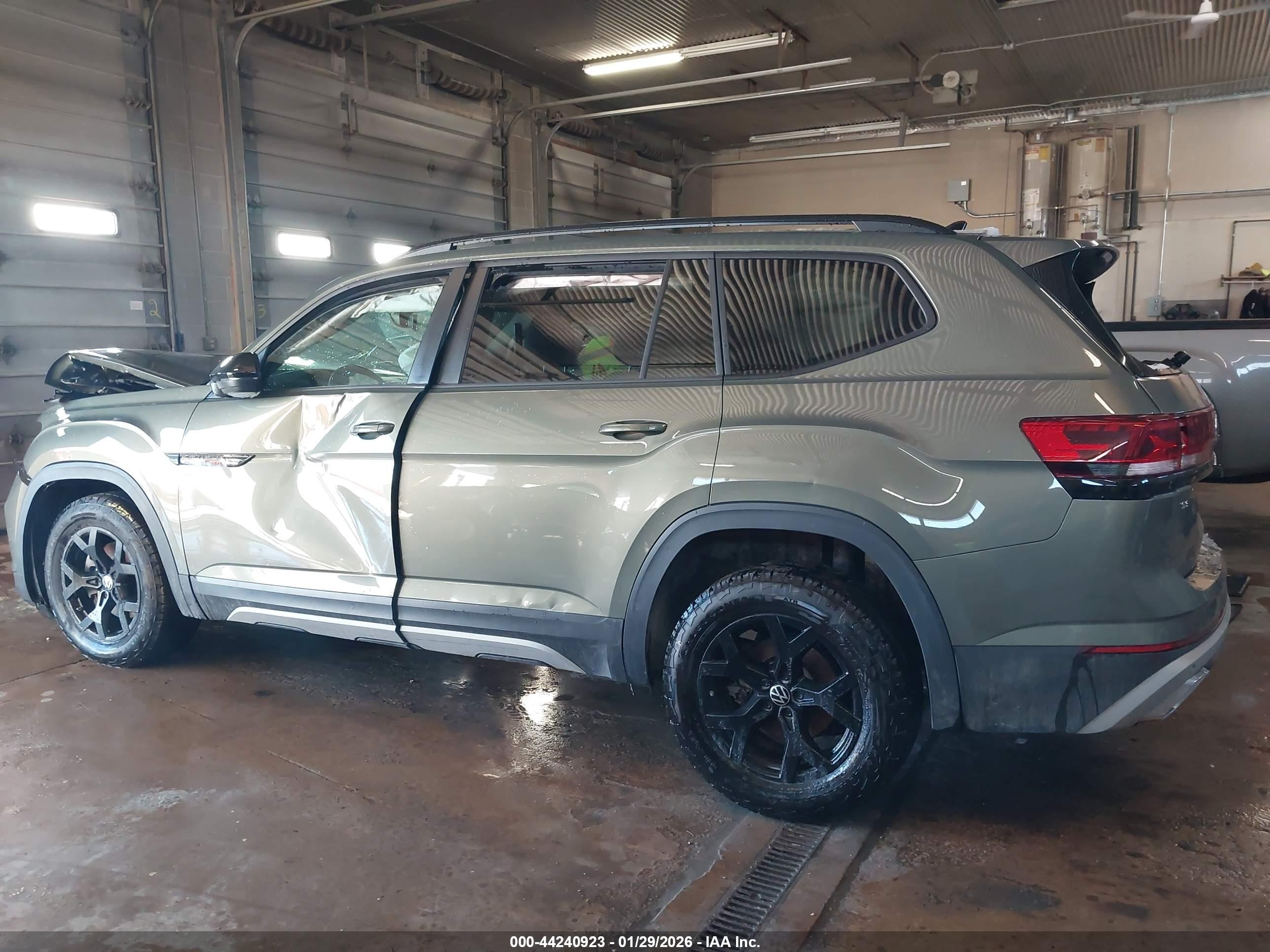 2025 Volkswagen Atlas 2.0t Peak Edition Green vin: 1V2CR2CAXSC501058