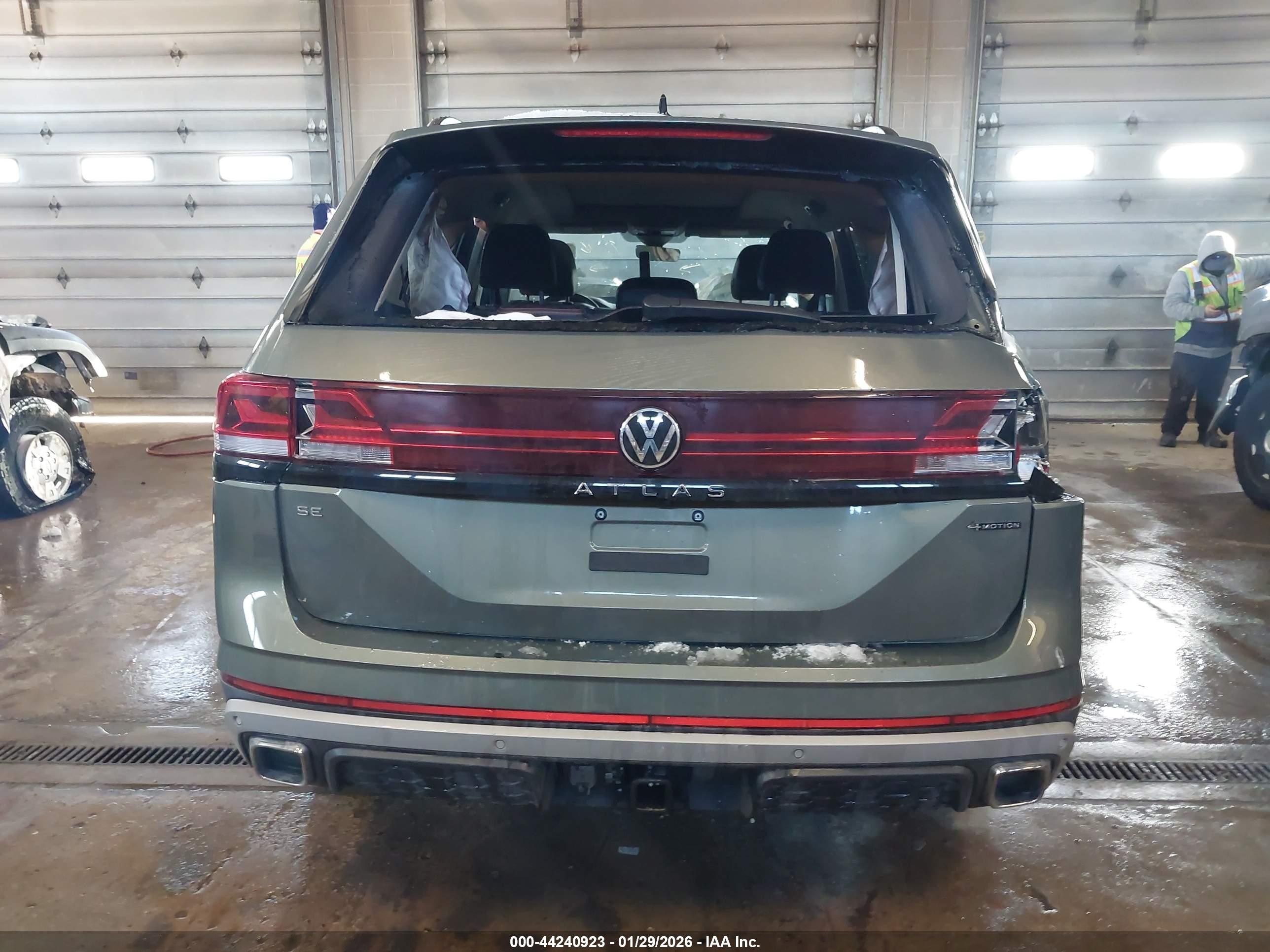 2025 Volkswagen Atlas 2.0t Peak Edition Green vin: 1V2CR2CAXSC501058