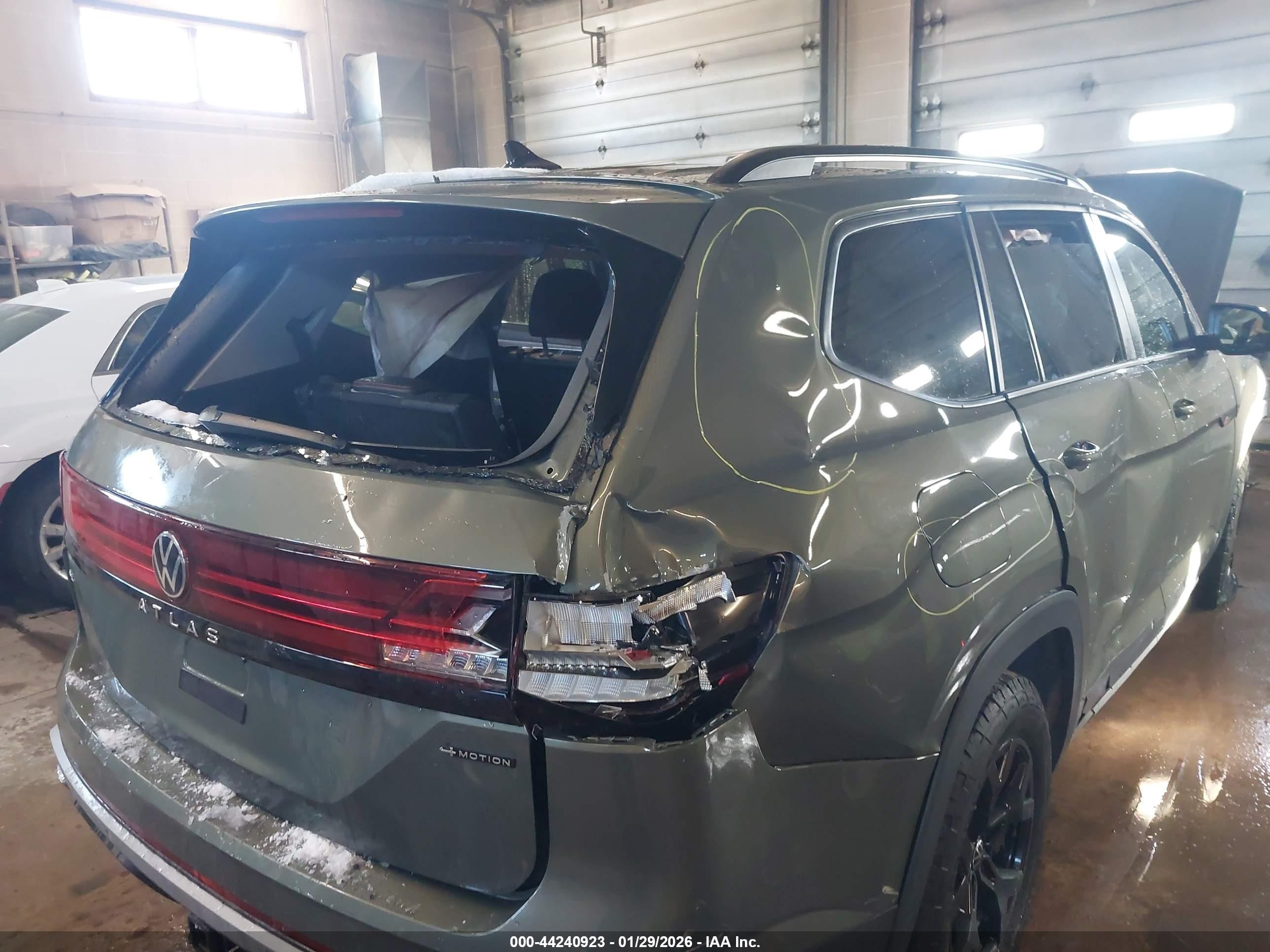 2025 Volkswagen Atlas 2.0t Peak Edition Green vin: 1V2CR2CAXSC501058