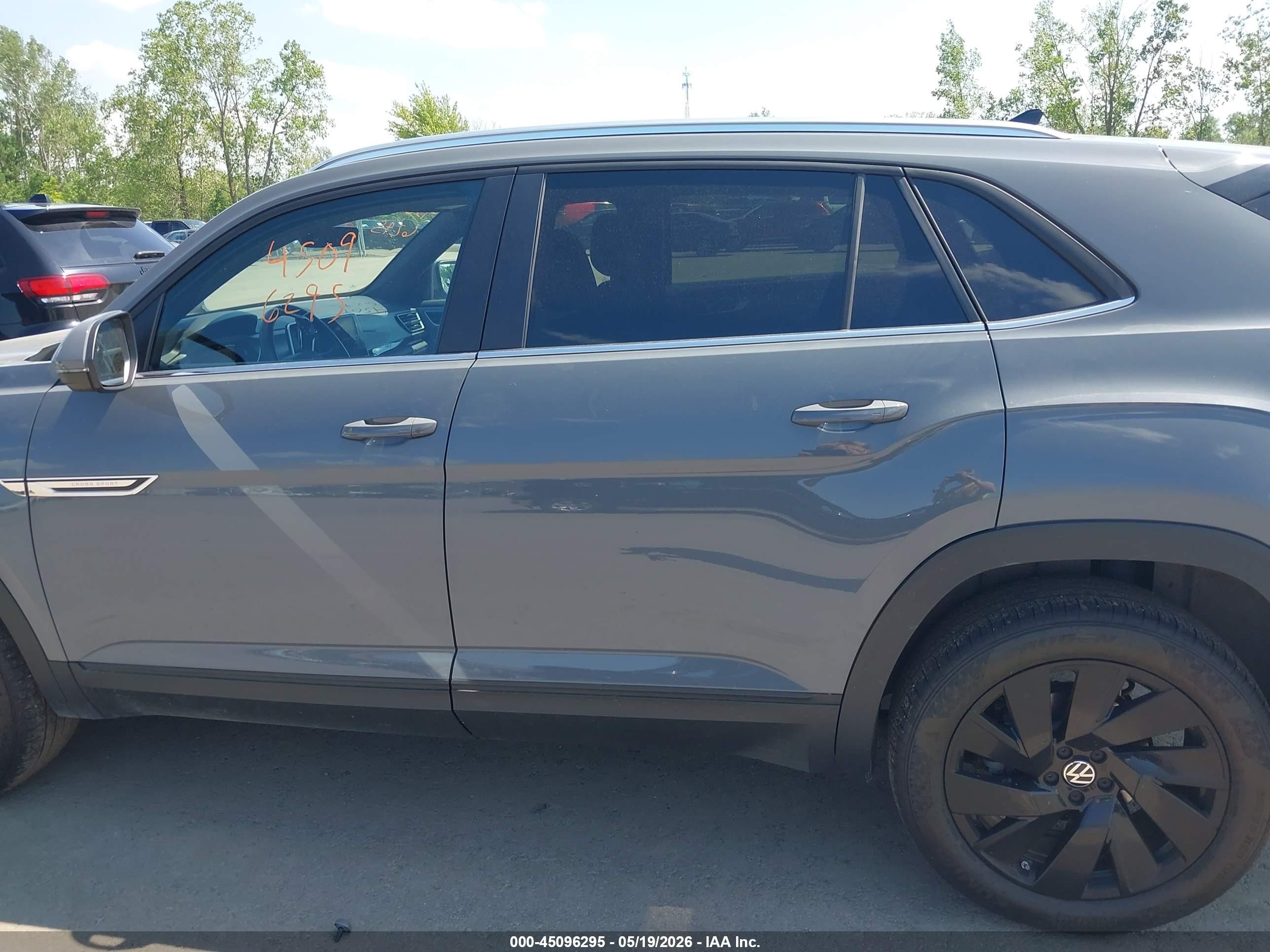 2025 Volkswagen Atlas Cross Sport 2.0t Se W/technology Gray vin: 1V2HE2CA7SC213984