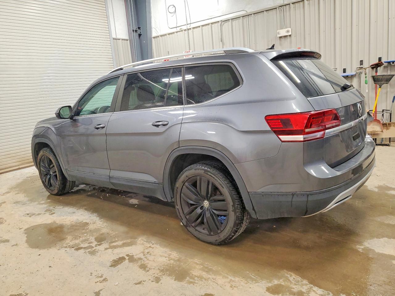 2018 Volkswagen Atlas Gray vin: 1V2HR2CAXJC514039