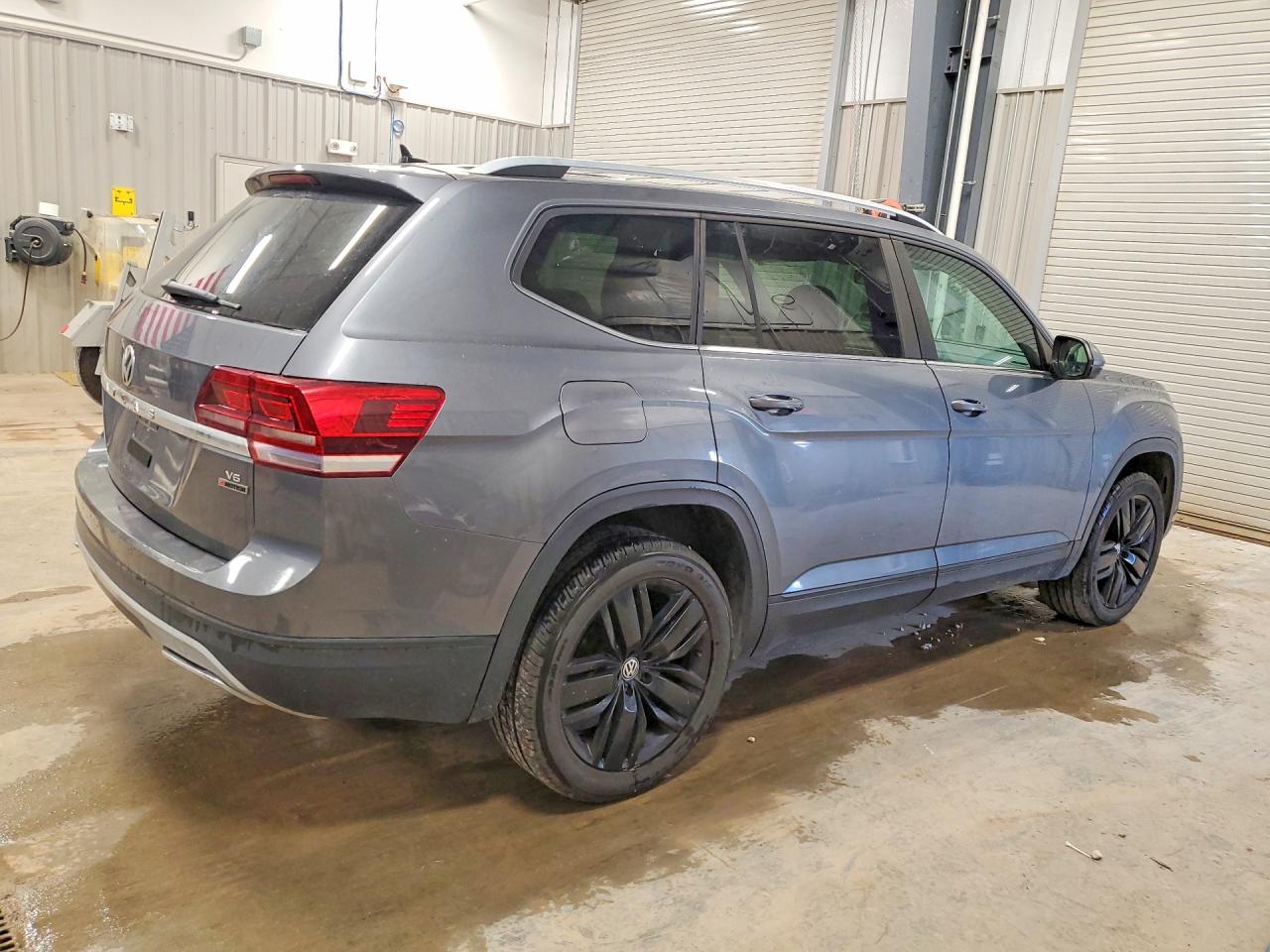 2018 Volkswagen Atlas Gray vin: 1V2HR2CAXJC514039