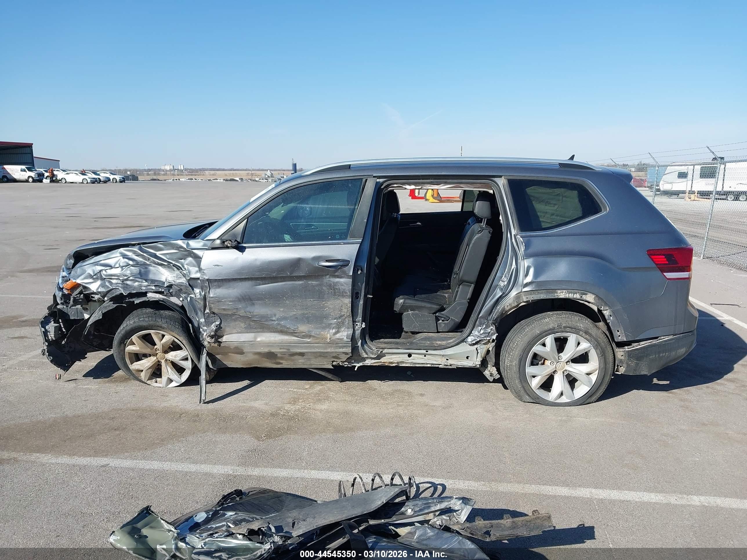2018 Volkswagen Atlas 3.6l V6 Se Серый vin: 1V2KR2CA0JC573803