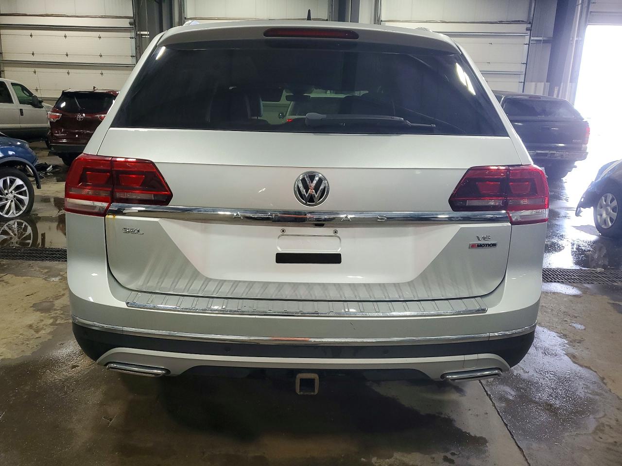 2018 Volkswagen Atlas Sel Silver vin: 1V2MR2CA3JC591544