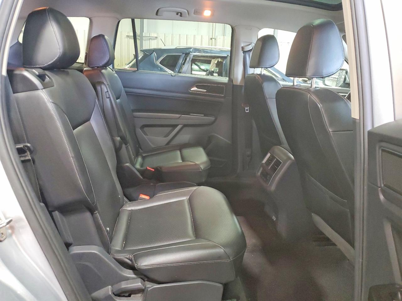 2018 Volkswagen Atlas Sel Silver vin: 1V2MR2CA3JC591544
