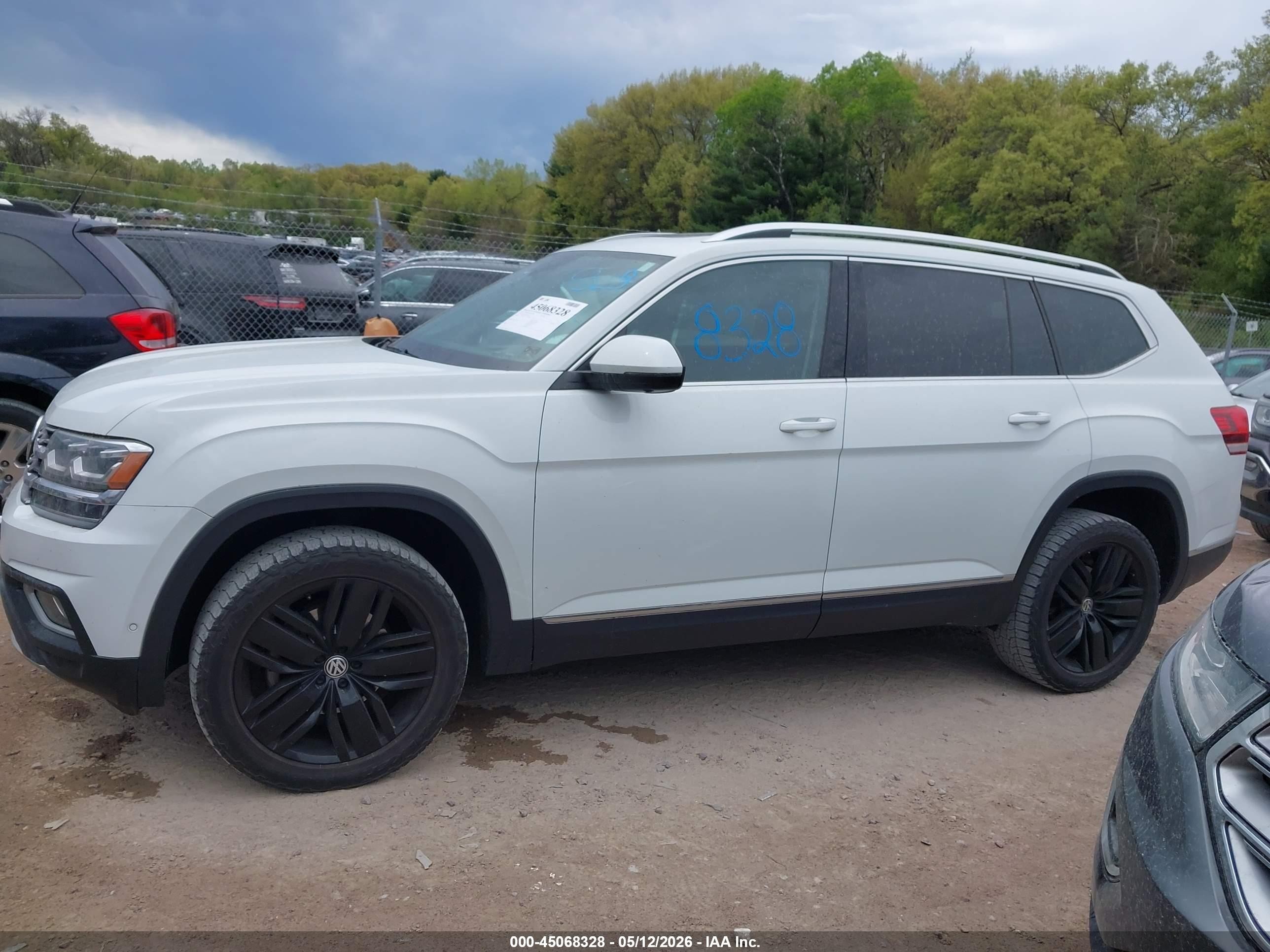 2018 Volkswagen Atlas 3.6l V6 Sel Premium White vin: 1V2NR2CA0JC553676