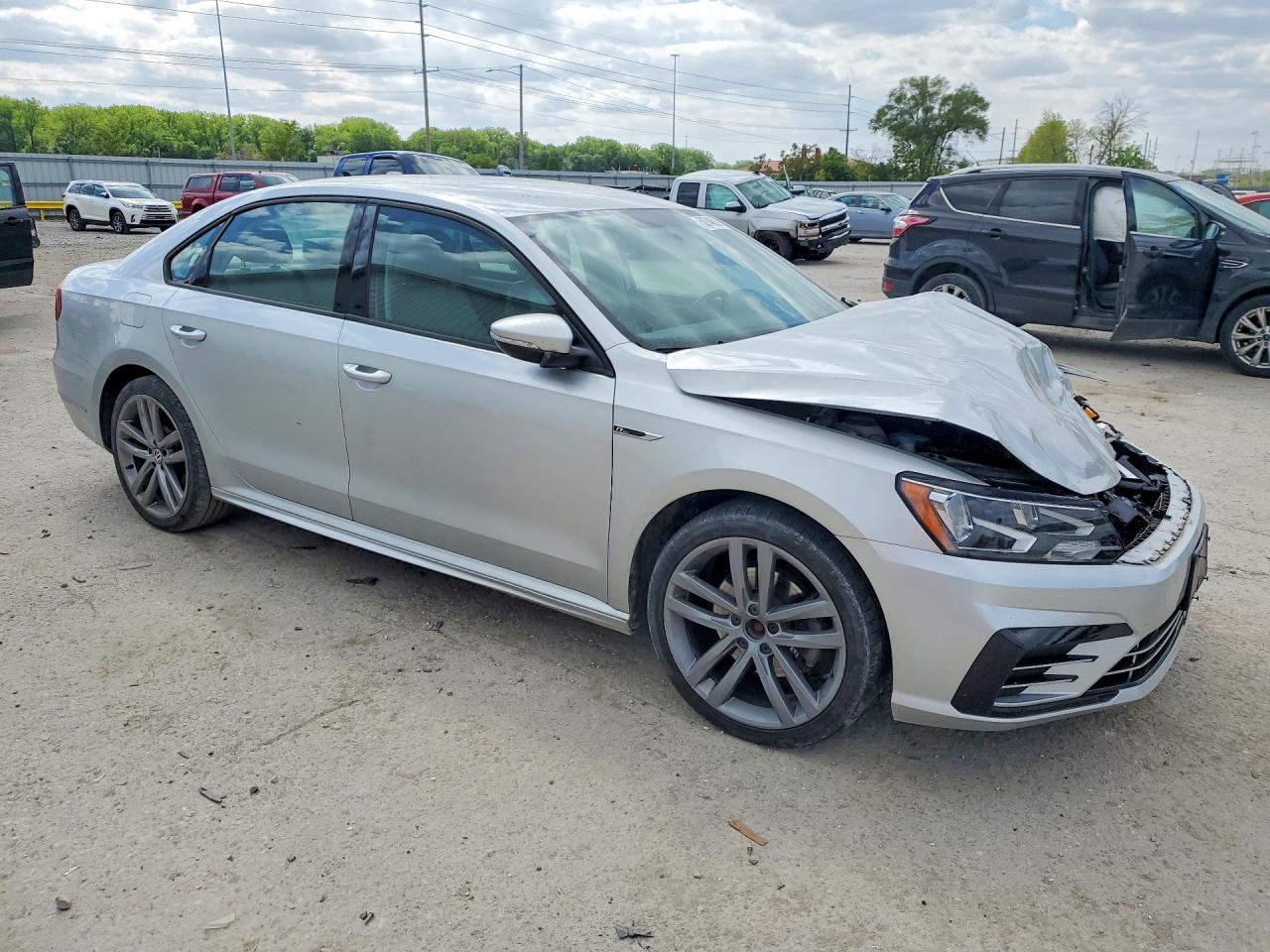 2018 Volkswagen Passat S Серебряный vin: 1VWAA7A31JC023044
